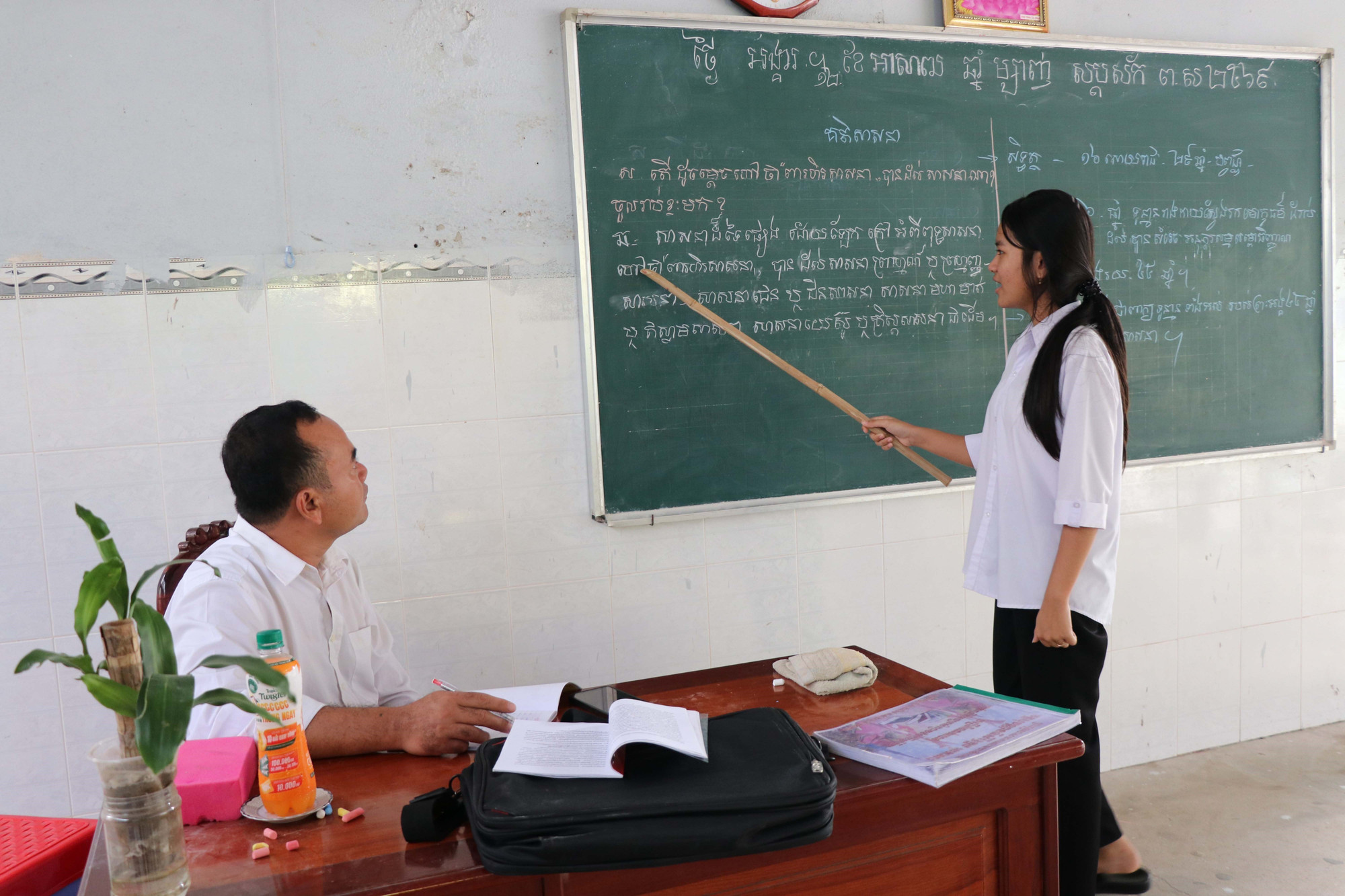 Lớp học chữ Khmer tại chùa Bàu Sơn, xã Châu Thành thu hút nhiều con em đồng bào Khmer theo học. Lớp học chữ Khmer tại chùa Bàu Sơn, xã Châu Thành thu hút nhiều con em đồng bào Khmer theo học.