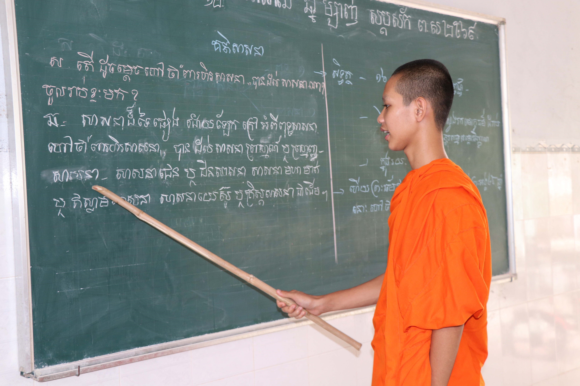 Lớp học chữ Khmer tại chùa Bàu Sơn, xã Châu Thành thu hút nhiều sư sãi học. Lớp học chữ Khmer tại chùa Bàu Sơn, xã Châu Thành thu hút nhiều sư sãi học.