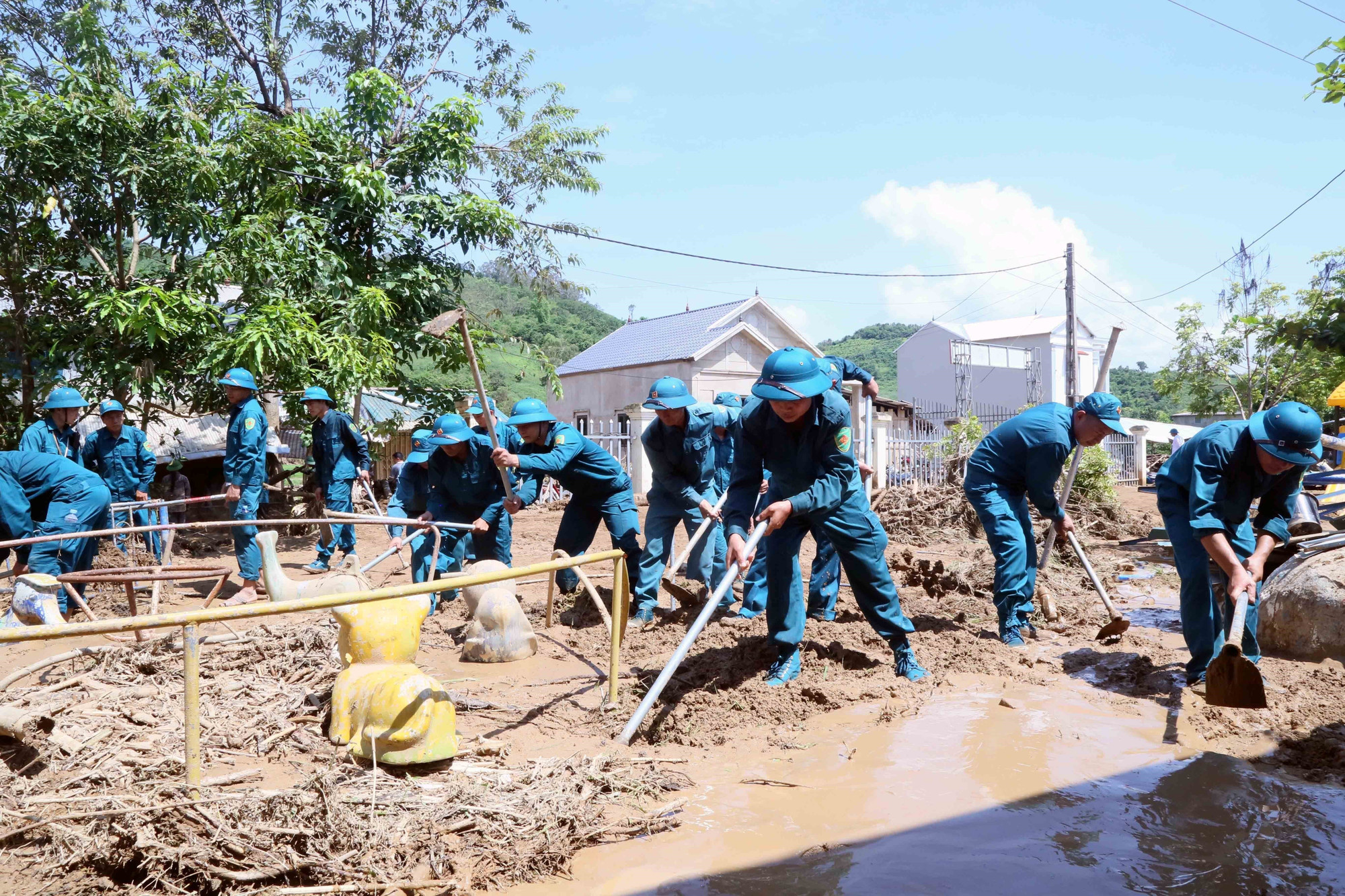 Lực lượng Dân quân tự vệ được huy động để giúp nhân dân xã Chiềng Sơ nhanh chóng khắc phục hậu quả của lũ ống, lũ quét. son-la-2.jpg