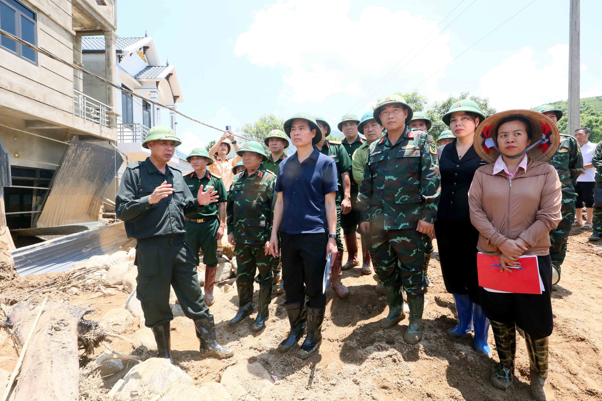 Bí thư Tỉnh ủy Sơn La Hoàng Quốc Khánh và Trung tướng Phạm Đức Duyên, Chính ủy Quân Khu 2, kiểm tra, đôn đốc công tác khắc phục hậu quả lũ ống, lũ quét tại xã Chiềng Sơ. son-la-13.jpg