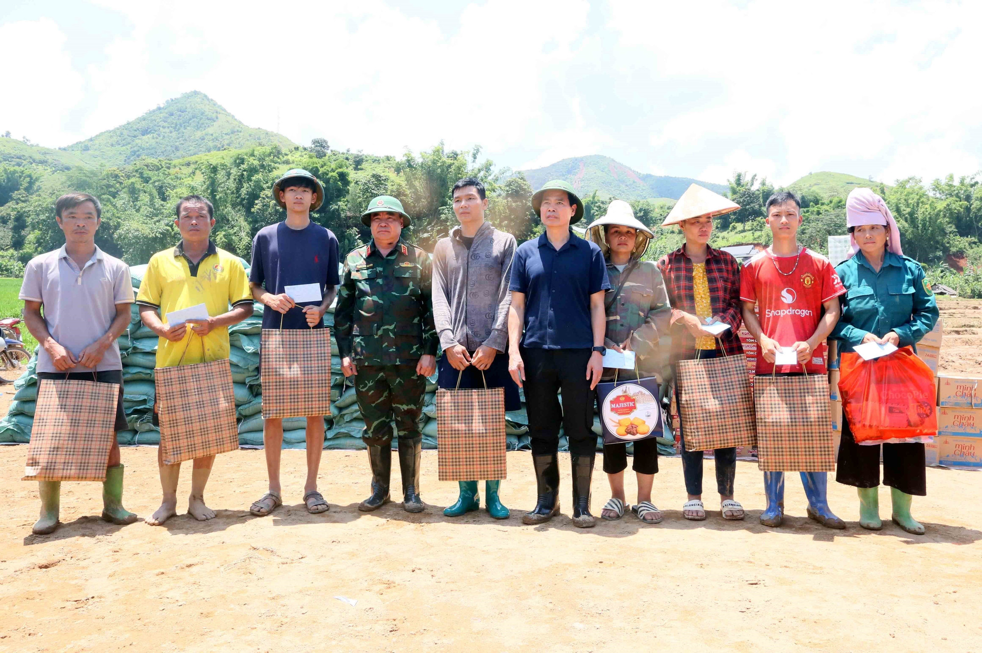 Bí thư Tỉnh ủy Sơn La Hoàng Quốc Khánh và Trung tướng Phạm Đức Duyên, Chính ủy Quân Khu 2, tặng quà cho các hộ dân bị mất nhà hoàn toàn tại xã Chiềng Sơ. son-la-12.jpg