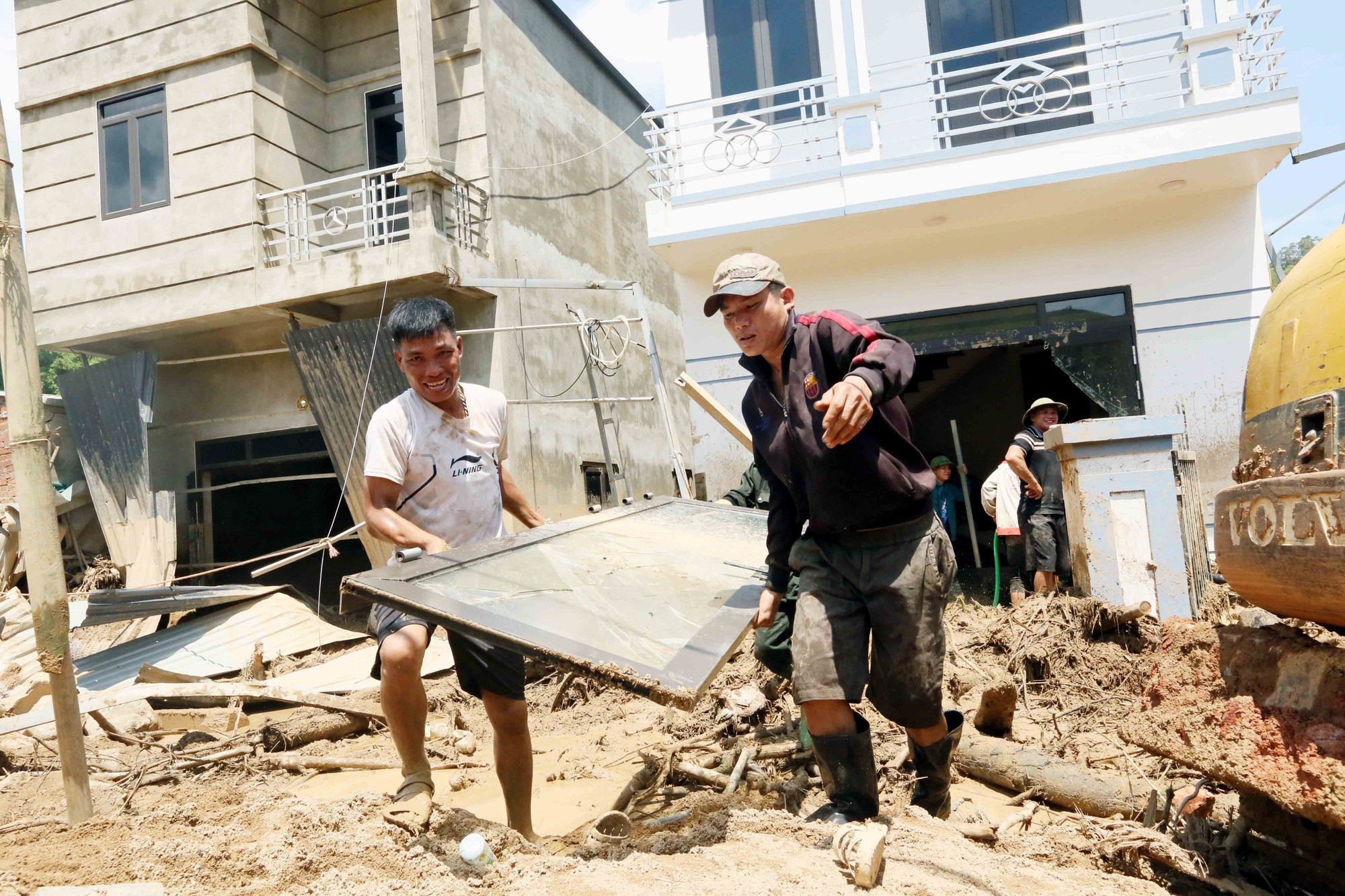 Vận chuyển đồ dùng, vật dụng ra ngoài để nhanh chóng thu dọn bùn đất trôi vào nhà các hộ dân của xã Chiềng Sơ. Vận chuyển đồ dùng, vật dụng ra ngoài để nhanh chóng thu dọn bùn đất trôi vào nhà các hộ dân của xã Chiềng Sơ.