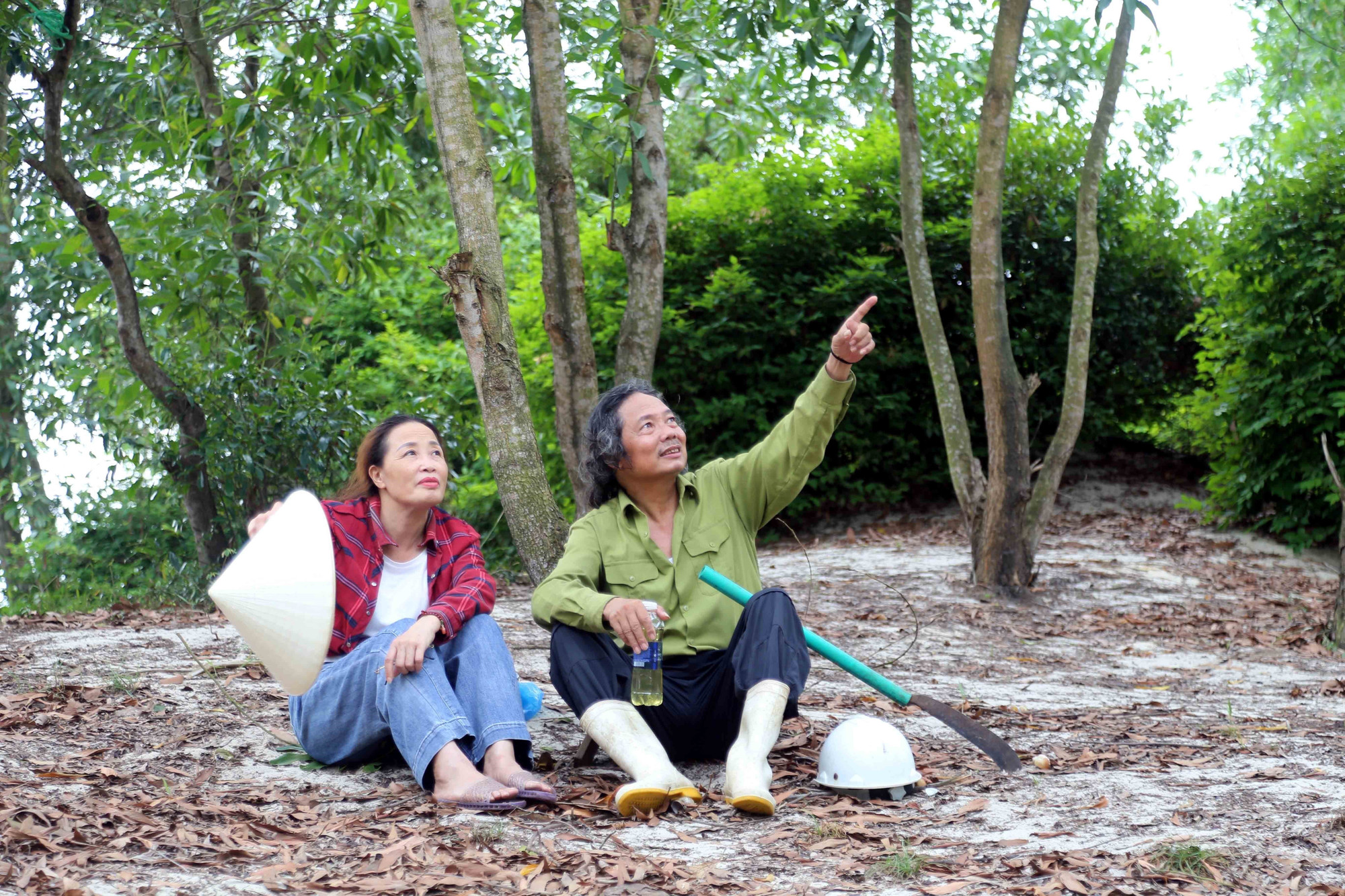 Phút nghỉ ngơi của nhà báo Tâm Phùng dưới rừng cây do ông trồng. Phút nghỉ ngơi của nhà báo Tâm Phùng dưới rừng cây do ông trồng.