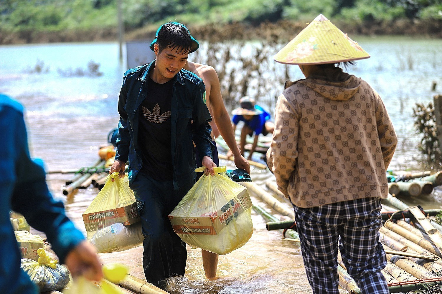 Lực lượng dân quân thôn Thỏi Láo và cán bộ xã Mường Hoa vận chuyển lương thực, nhu yếu phẩm tiếp tế cho các hộ dân bị cô lập. Lực lượng dân quân thôn Thỏi Láo và cán bộ xã Mường Hoa vận chuyển lương thực, nhu yếu phẩm tiếp tế cho các hộ dân bị cô lập.