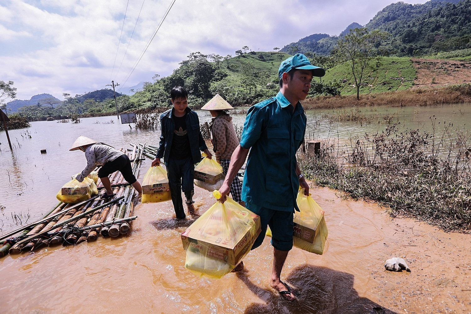 Lực lượng dân quân thôn Thỏi Láo và cán bộ xã Mường Hoa vận chuyển lương thực, nhu yếu phẩm tiếp tế cho các hộ dân bị cô lập. Lực lượng dân quân thôn Thỏi Láo và cán bộ xã Mường Hoa vận chuyển lương thực, nhu yếu phẩm tiếp tế cho các hộ dân bị cô lập.