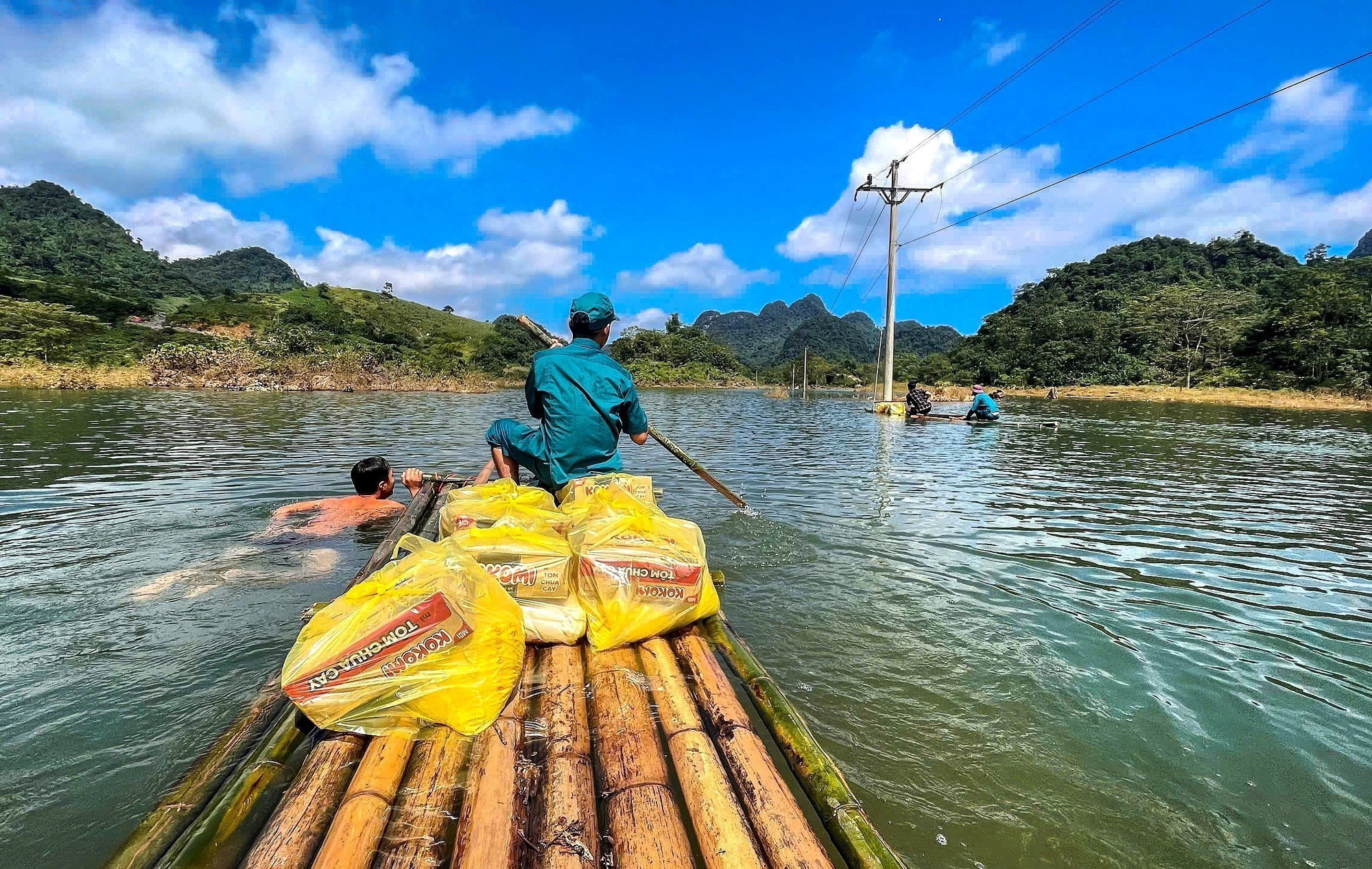 Lực lượng dân quân thôn Thỏi Láo và cán bộ xã Mường Hoa vận chuyển lương thực, nhu yếu phẩm tiếp tế cho các hộ dân bị cô lập. Lực lượng dân quân thôn Thỏi Láo và cán bộ xã Mường Hoa vận chuyển lương thực, nhu yếu phẩm tiếp tế cho các hộ dân bị cô lập.