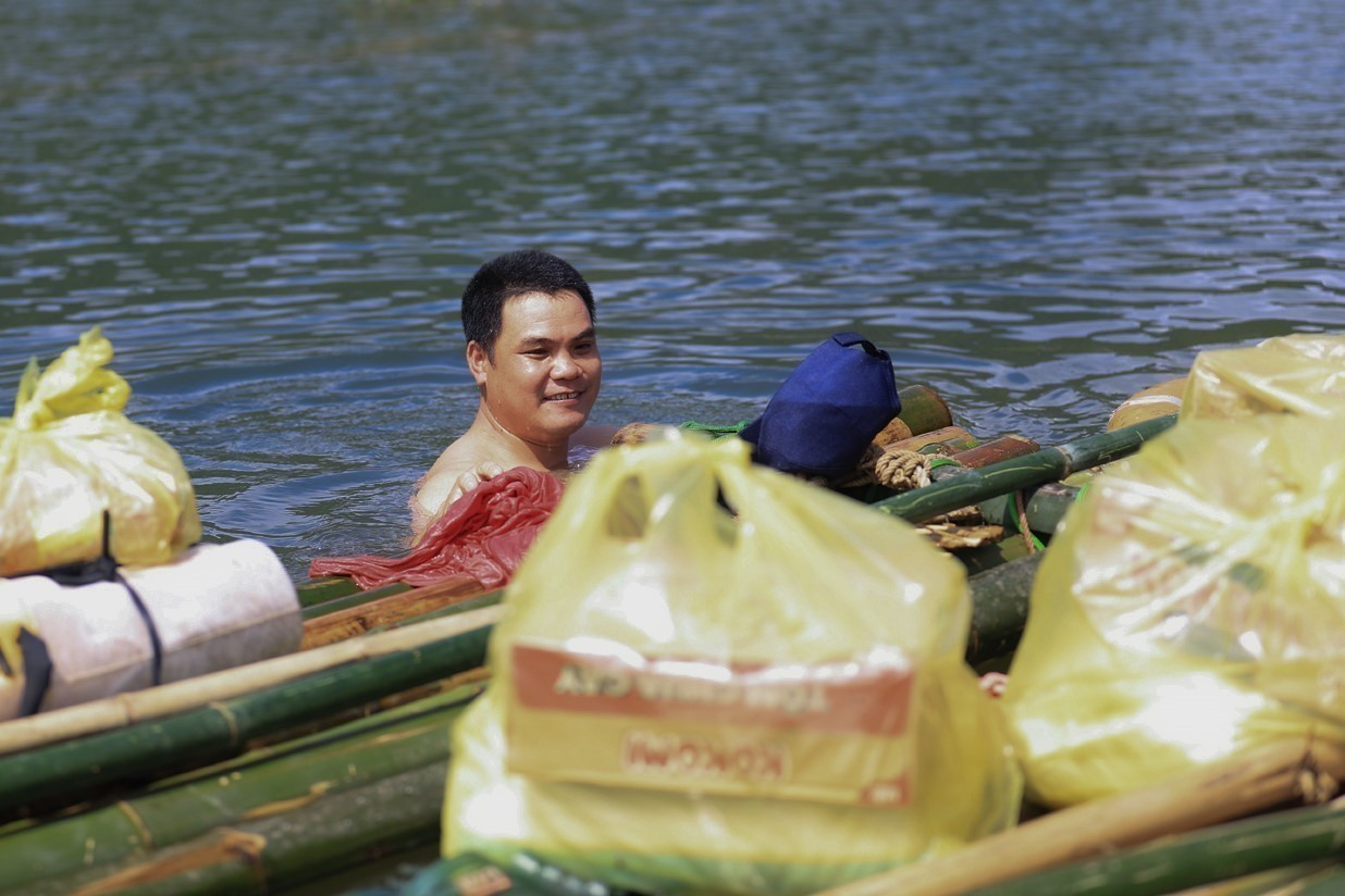 Vận chuyển lương thực tiếp tế cho 18 hộ dân thôn Thỏi Láo bị cô lập do đường ngập sâu trong nước, có đoạn ngập hơn 2m nước. Vận chuyển lương thực tiếp tế cho 18 hộ dân thôn Thỏi Láo bị cô lập do đường ngập sâu trong nước, có đoạn ngập hơn 2m nước.