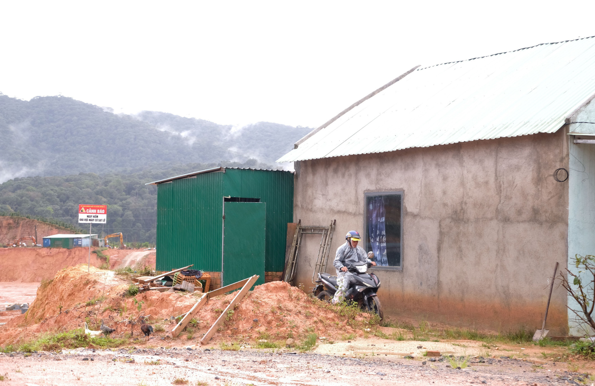 Theo cơ quan chức năng, tình trạng sạt lở mái taluy tại khu dân cư K’Nớ 5 gây ảnh hưởng trực tiếp đến 5 nhà dân và 4 nhà khác cũng có dấu hiệu bị sạt lở, sụt lún đe doạ.