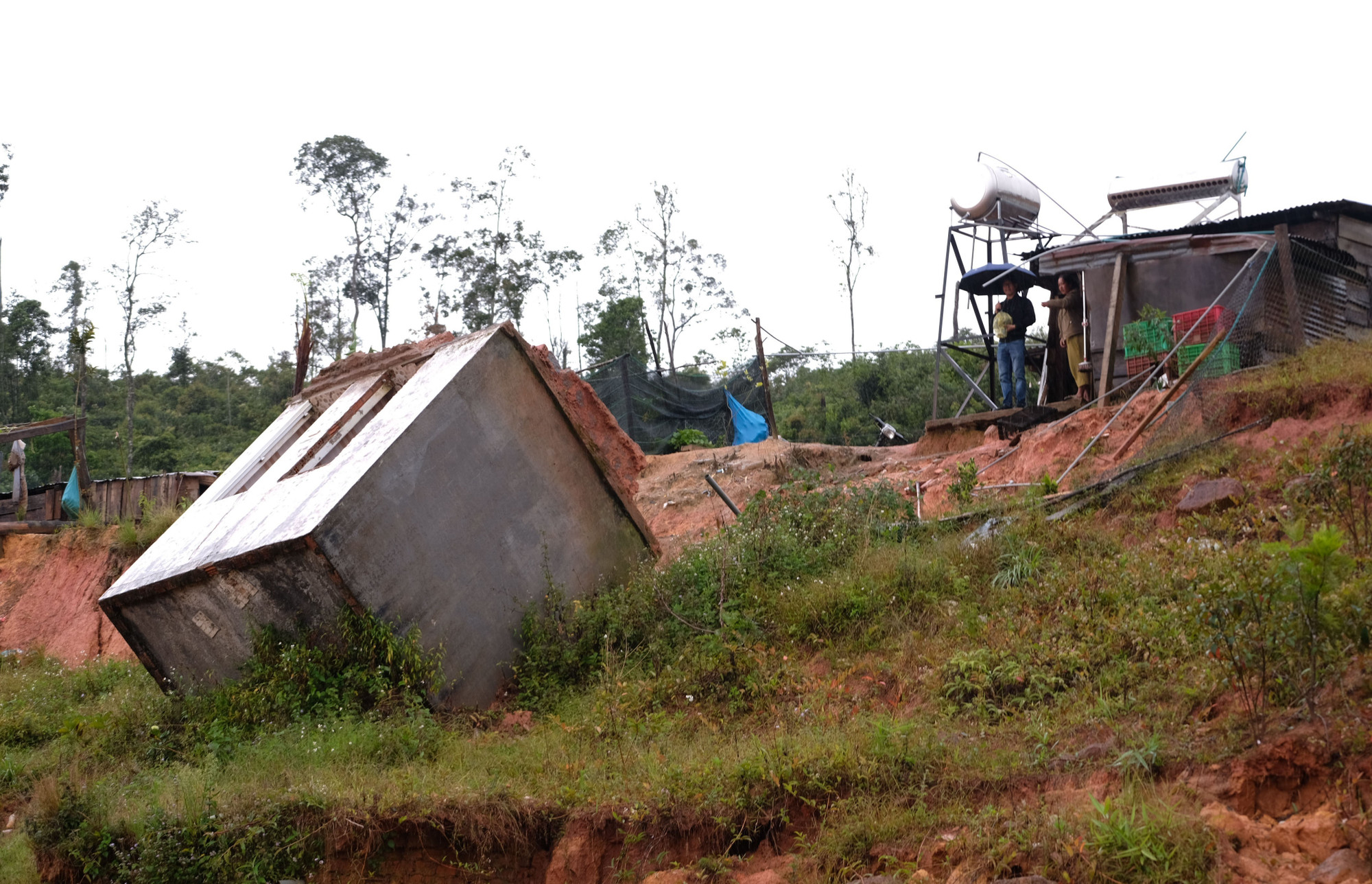 Khu nhà vệ sinh của gia đình chị K Long K Ri (khu tái định cự thôn K’Nớ 5, xã Đam Rông) bị cuốn bay do sạt lở.