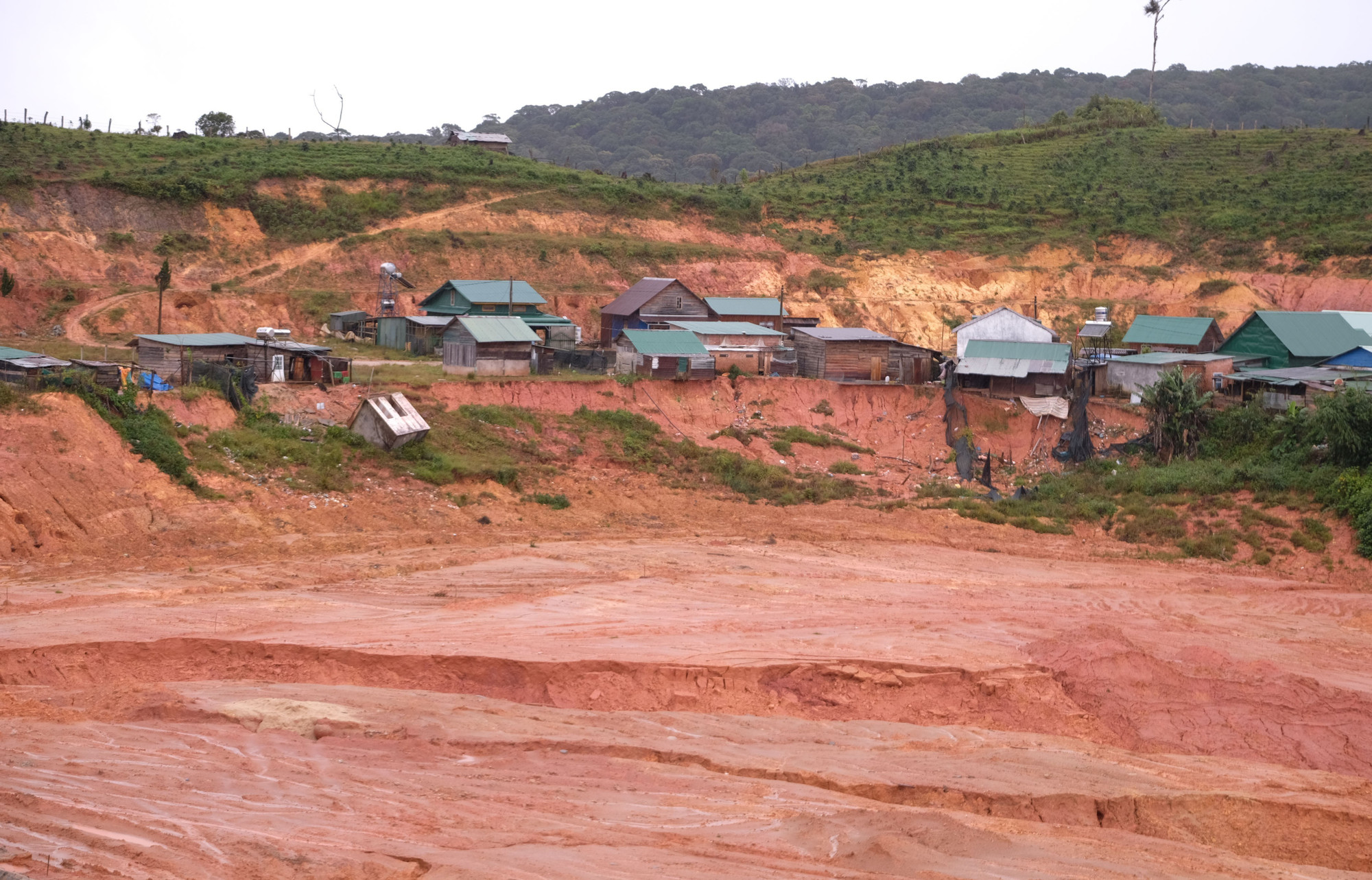 Nhiều nhà dân trong khu tái định cư ở thôn K’Nớ 5 bị đe dọa bởi sạt lở sau những trận mưa liên tục do ảnh hưởng các cơn bão trong thời gian qua.