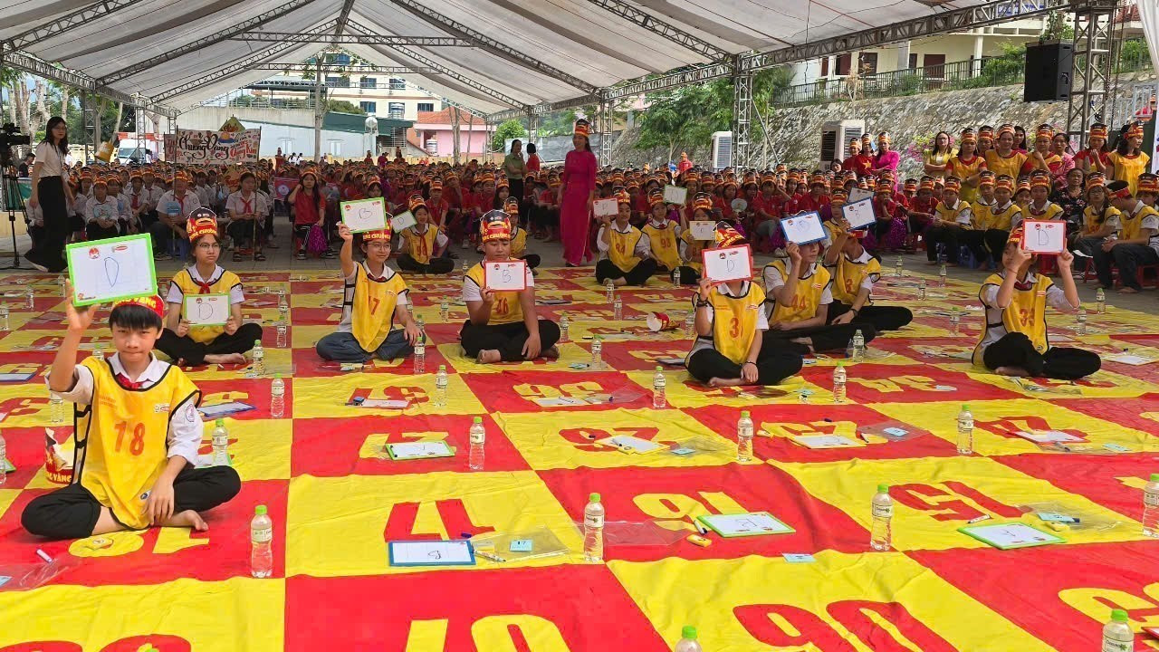 Các thí sinh trả lời câu hỏi trong cuộc thi. potal-cuoc-thi-rung-chuong-vang-nang-cao-nhan-thuc-va-ky-nang-ung-pho-voi-thien-tai-cho-hoc-sinh-lao-cai-8029226.jpg