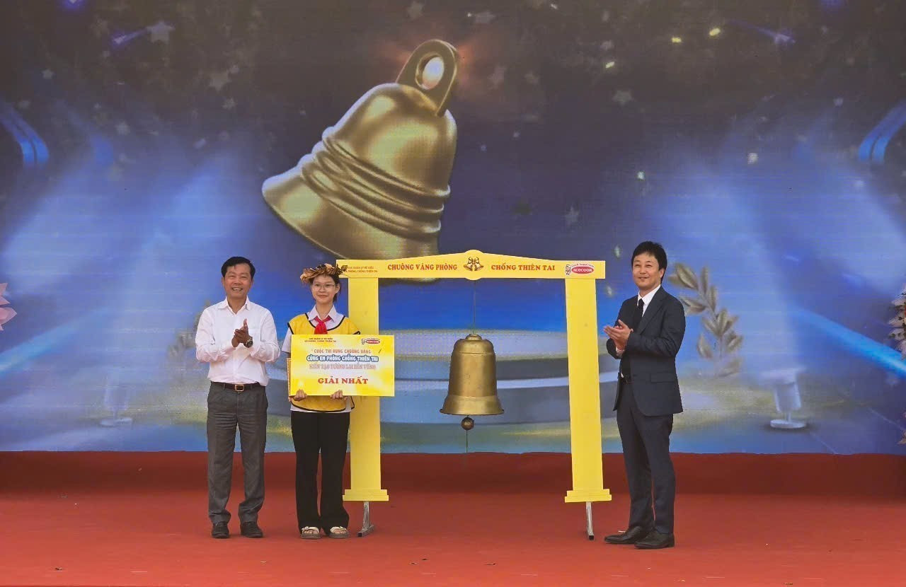 Trao giải Nhất cho thí sinh Nguyễn Khánh An, lớp 8E, Trường THCS thị trấn Bát Xát. Trao giải Nhất cho thí sinh Nguyễn Khánh An, lớp 8E, Trường THCS thị trấn Bát Xát.