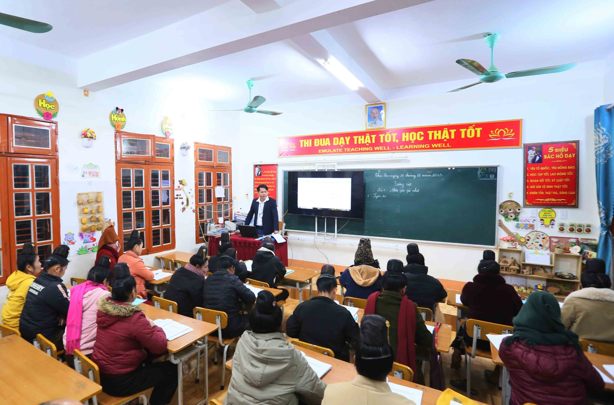 Lớp học xóa mù chữ ở xã Mường Khiêng, tỉnh Sơn La.