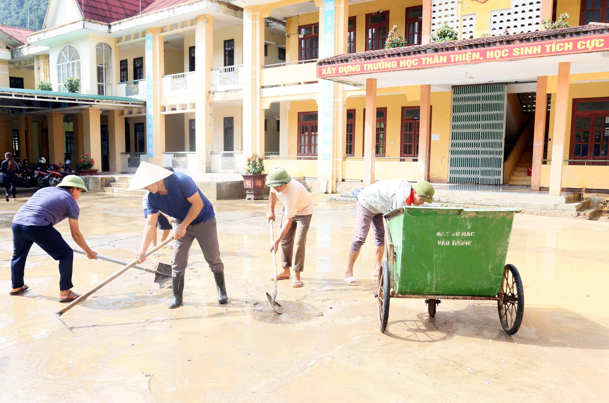 Các thầy giáo Trường Tiểu học và THCS Thượng Hóa (xã Kim Phú, Quảng Trị) vệ sinh bùn đất ở sân trường, chuẩn bị cho lễ khai giảng. Các thầy giáo Trường Tiểu học và THCS Thượng Hóa (xã Kim Phú, Quảng Trị) vệ sinh bùn đất ở sân trường, chuẩn bị cho lễ khai giảng.