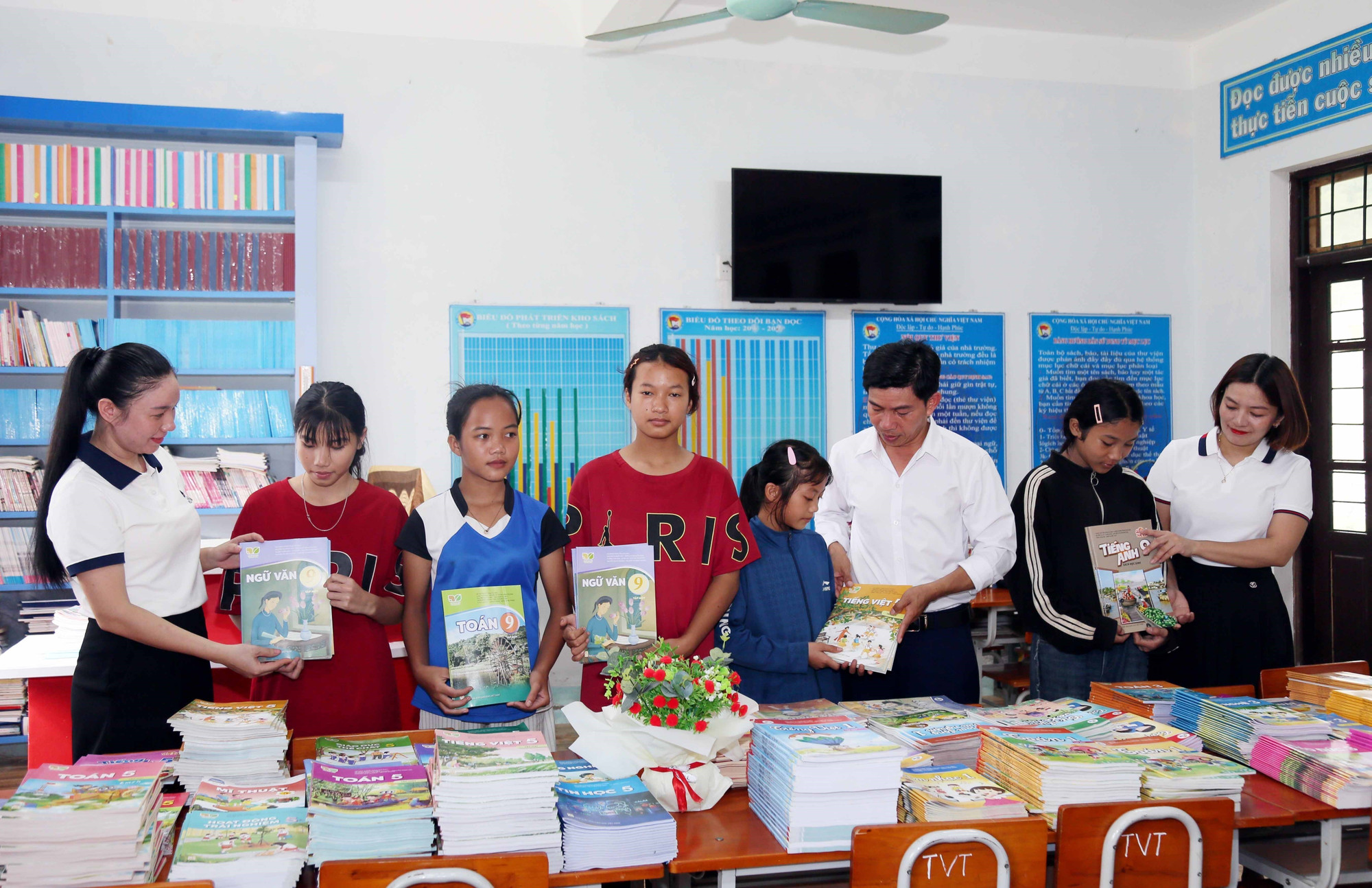Học sinh trường Tiểu học và THCS xã Thượng Hóa (Quảng Trị) được phát sách để bước vào năm học mới. Học sinh trường Tiểu học và THCS xã Thượng Hóa (Quảng Trị) được phát sách để bước vào năm học mới.