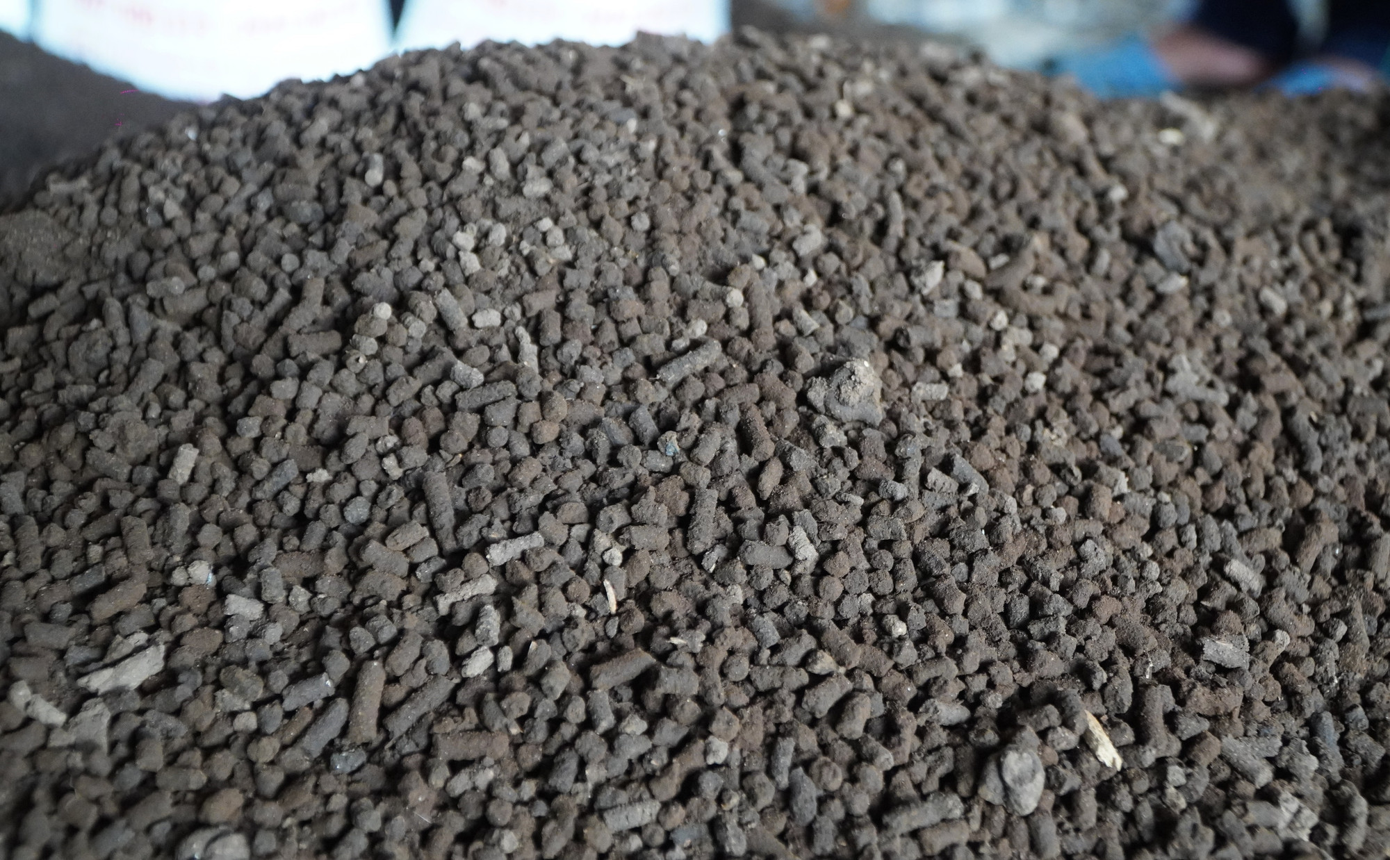 Phân hữu cơ dạng viên được sản xuất từ nguyên liệu là rơm mục, phân bò và nấm trichoderma.