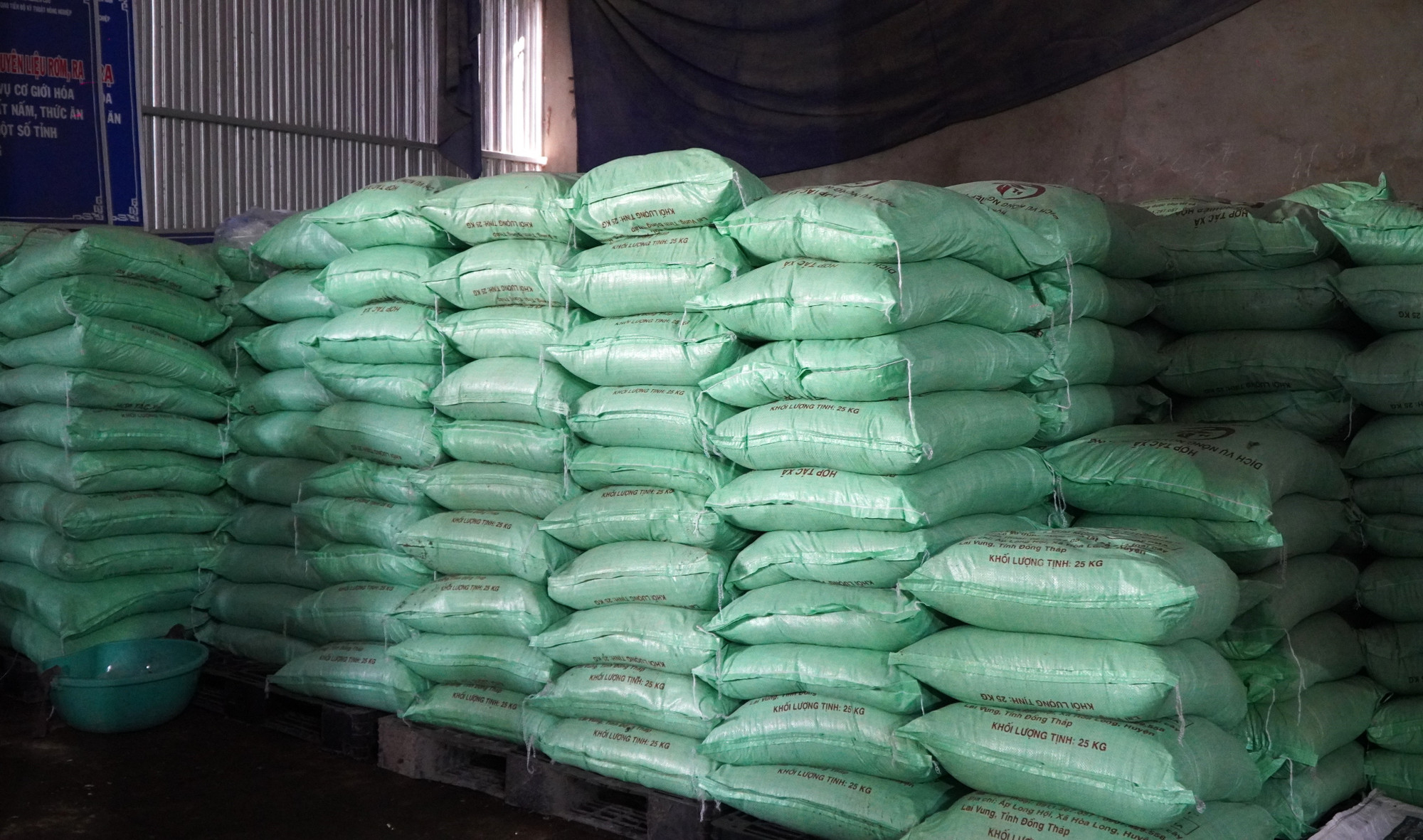 HTX Dịch vụ nông nghiệp Hòa Long (xã Hòa Long, tỉnh Đồng Tháp) sản xuất trung bình mỗi tháng khoảng 100 tấn phân hữu cơ từ rơm mục.