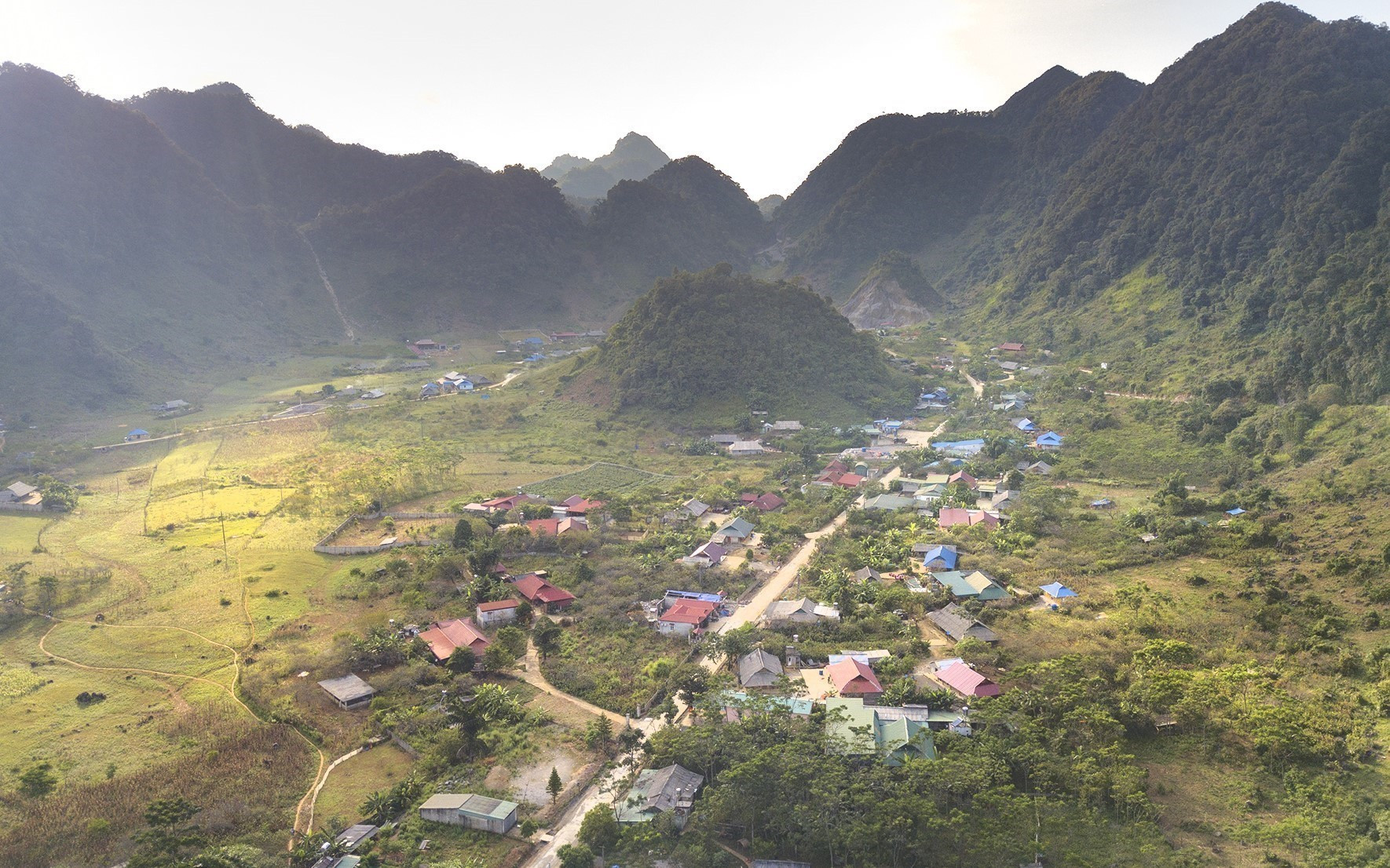Với độ cao hơn 1.000m so với mặt nước biển, hai xã Hang Kia, Pà Cò có hình thái khí hậu mát mẻ, trong lành. mai-chau.jpg