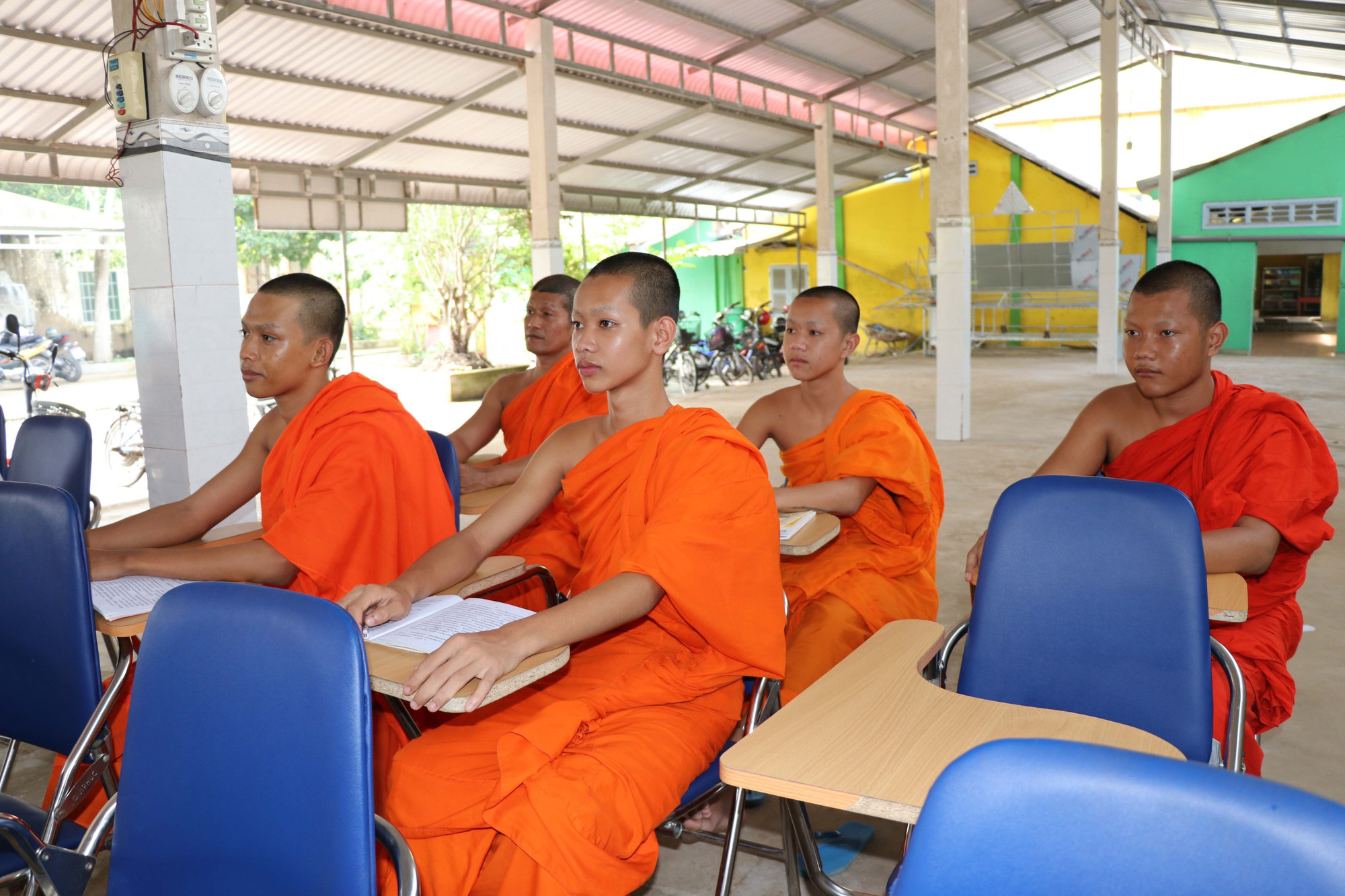 Lớp học chữ Khmer tại chùa Bàu Sơn, xã Châu Thành thu hút nhiều sư sãi học. Lớp học chữ Khmer tại chùa Bàu Sơn, xã Châu Thành thu hút nhiều sư sãi học.