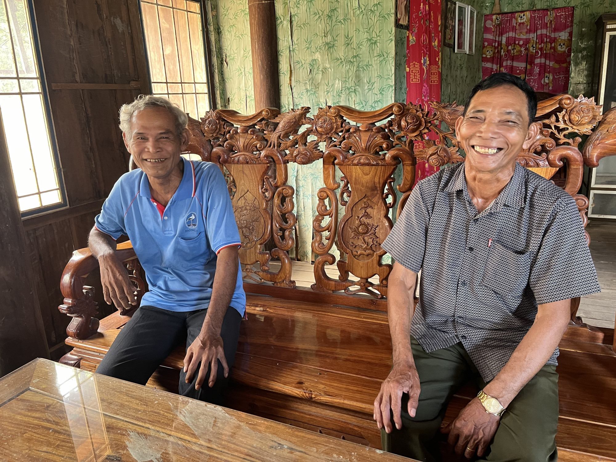 Ông Lâm Noóc, Phó Già làng (bên phải) đến thăm hỏi gia đình ông Lâm Huôn tại ấp Con Trăn, xã Tân Hòa (Tây Ninh).