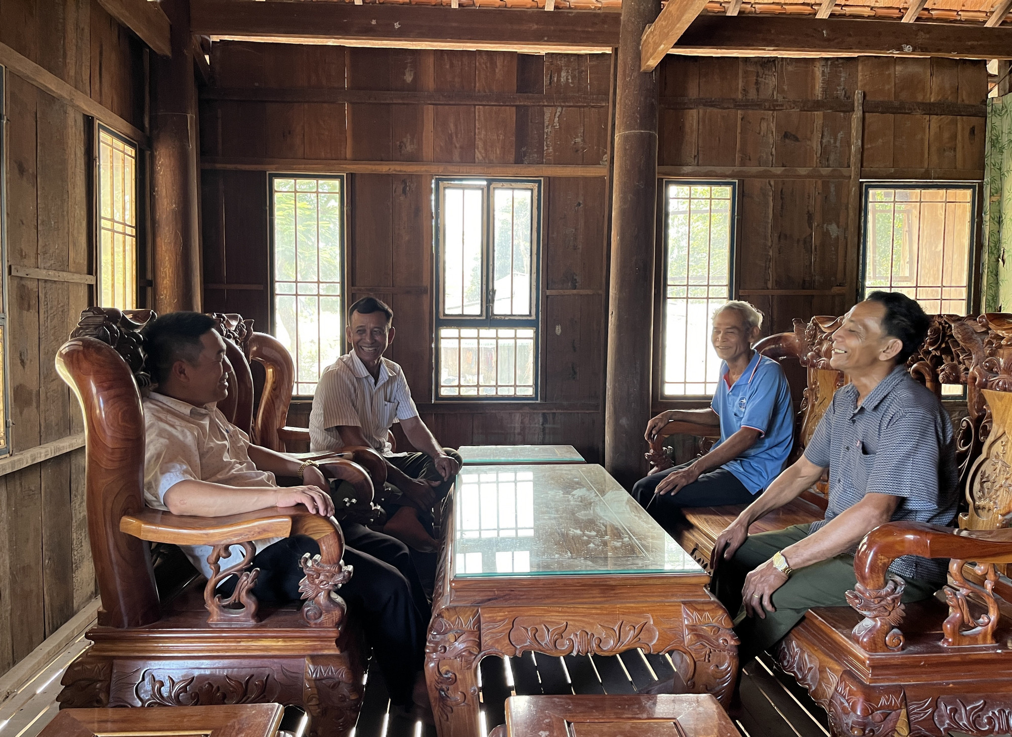 Cán bộ xã thường xuyên giữ kết nối với Người uy tín trong phum, sóc để kịp thời lắng nghe ý kiến, tâm tư nguyện vọng của đồng bào các dân tộc.