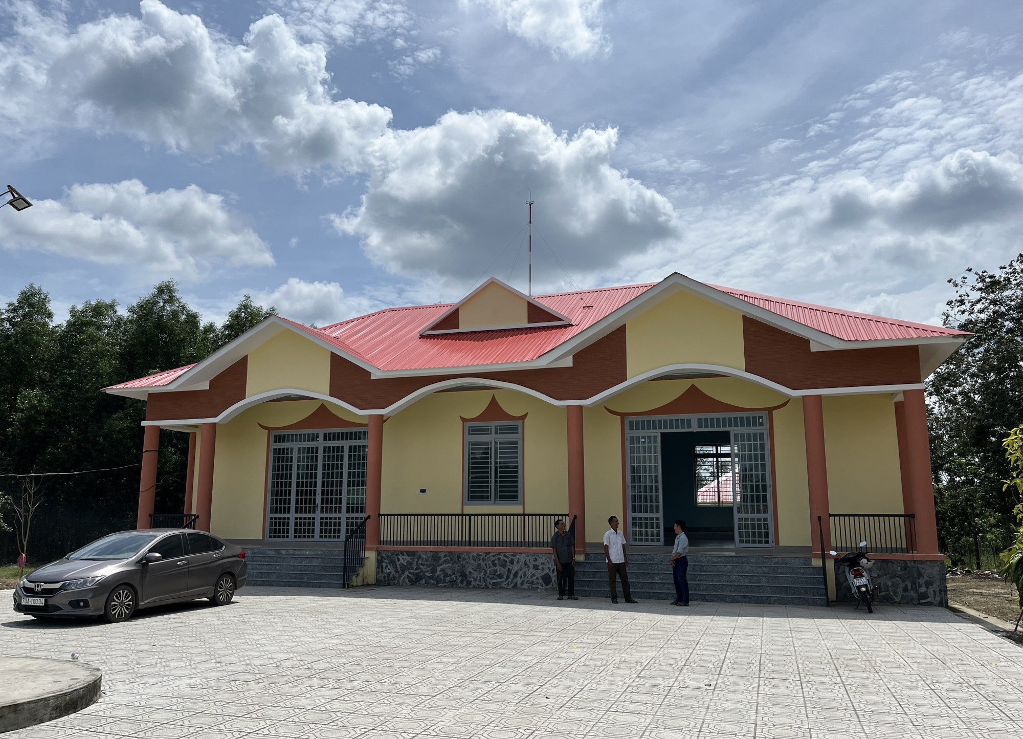 Nhà sinh hoạt cộng đồng tại ấp Con Trăn, xã Tân Hoà (Tây Ninh) là không gian sinh hoạt văn hóa cho đồng bào các dân tộc trên địa bàn.