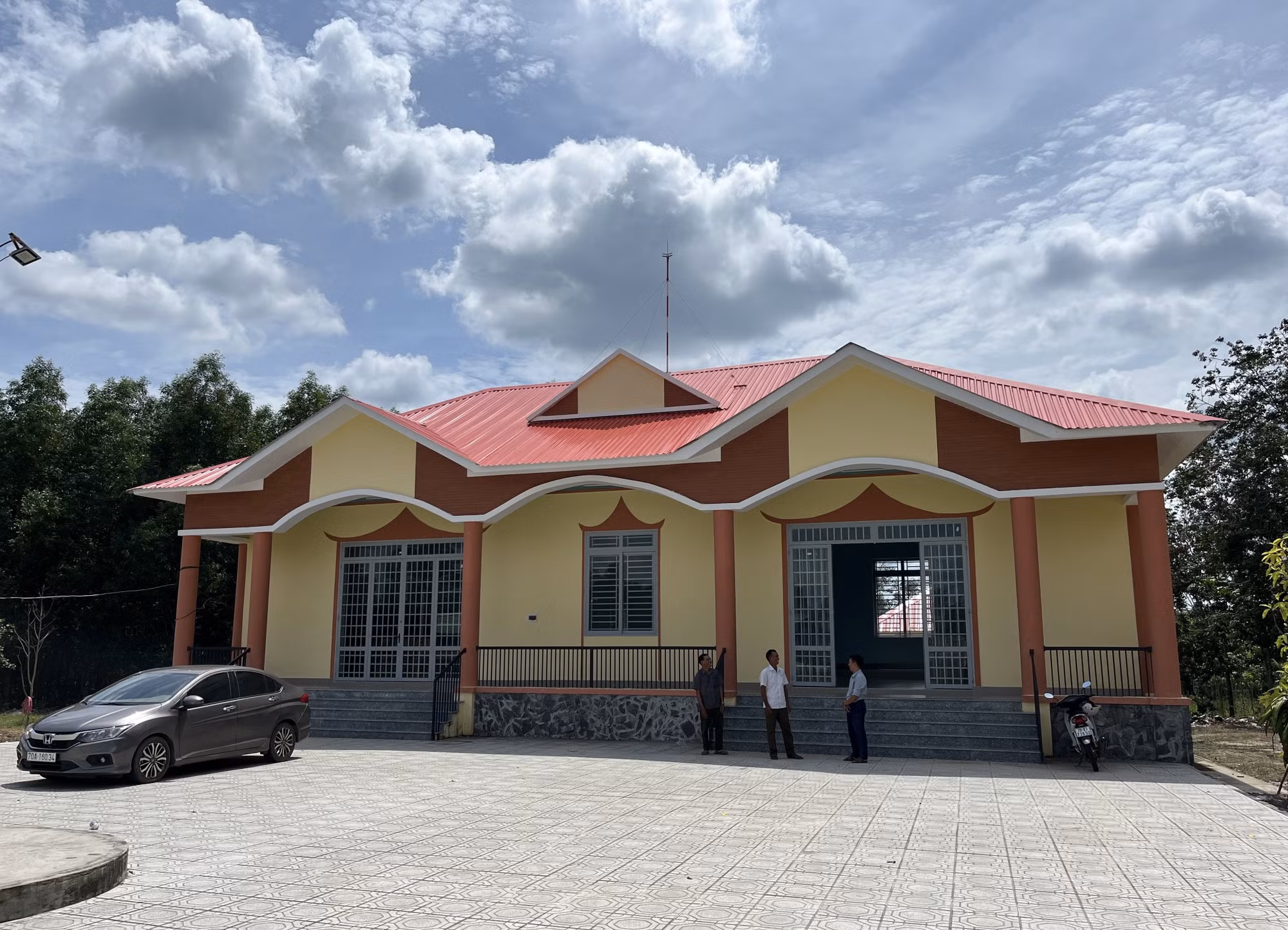 Nhà sinh hoạt cộng đồng tại ấp Con Trăn, xã Tân Hoà (Tây Ninh) là không gian sinh hoạt văn hóa cho đồng bào các dân tộc trên địa bàn.