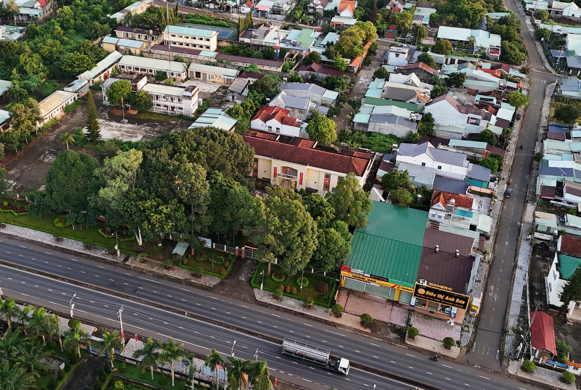 Sau sáp nhập, xã Bù Đăng được thừa hưởng các cơ sở hạ tầng của huyện Bù Đăng, tỉnh Bình Phước cũ để lại, là cầu nối huyết mạch giữa các tỉnh Tây Nguyên với trung tâm TP. Hồ Chí Minh và Đồng Nai. Ảnh: Nhật Bình/TTXVN