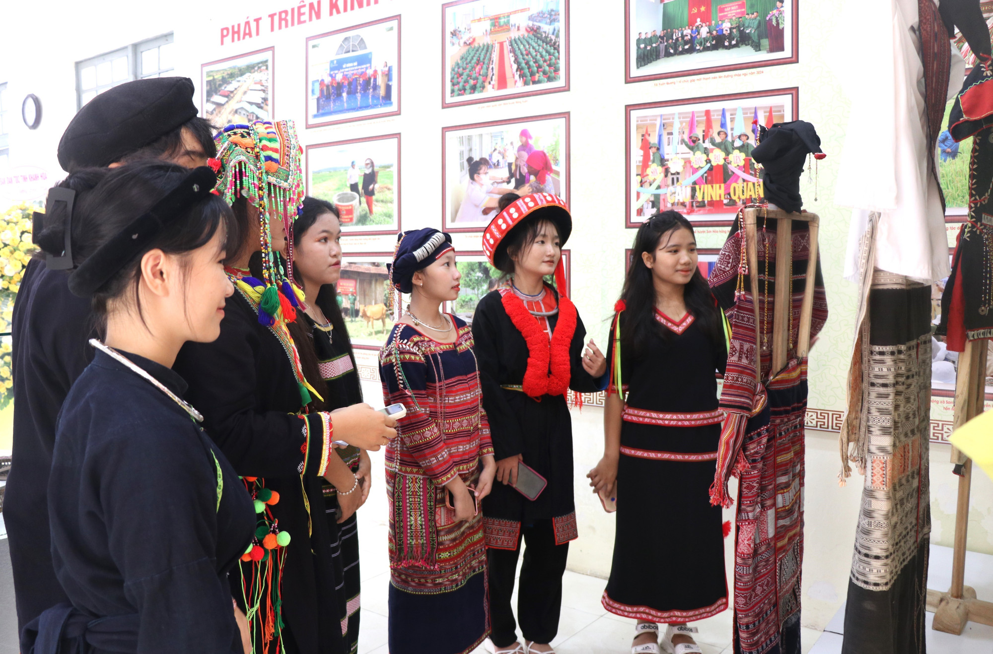 Các bạn trẻ người đồng bào dân tộc thiểu số tại xã Sông Hinh tìm hiểu trang phục dân tộc mình.