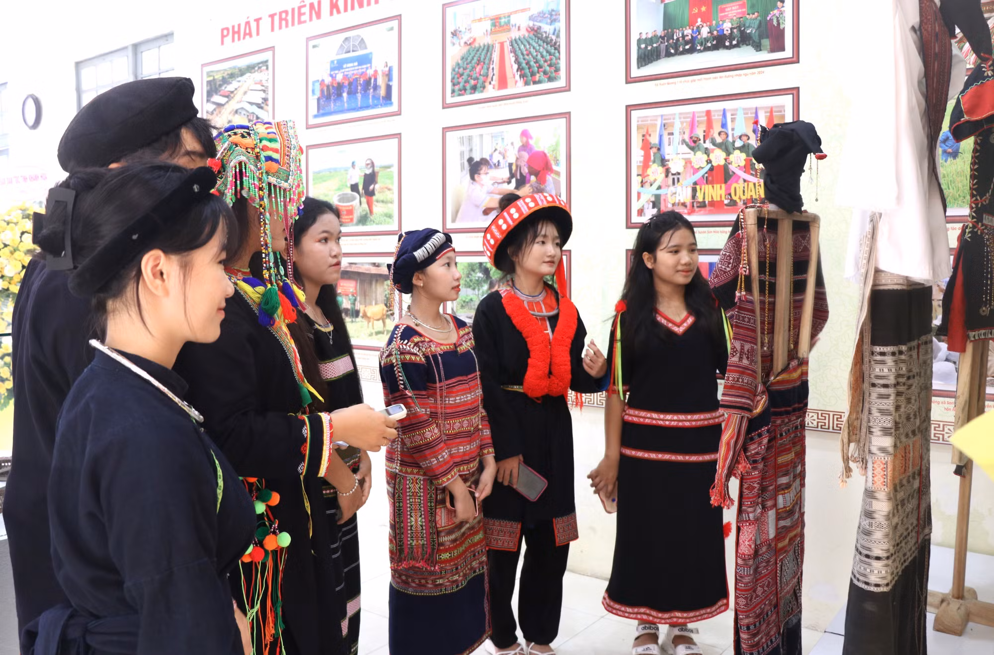 Các bạn trẻ người đồng bào dân tộc thiểu số tại xã Sông Hinh tìm hiểu trang phục dân tộc mình.