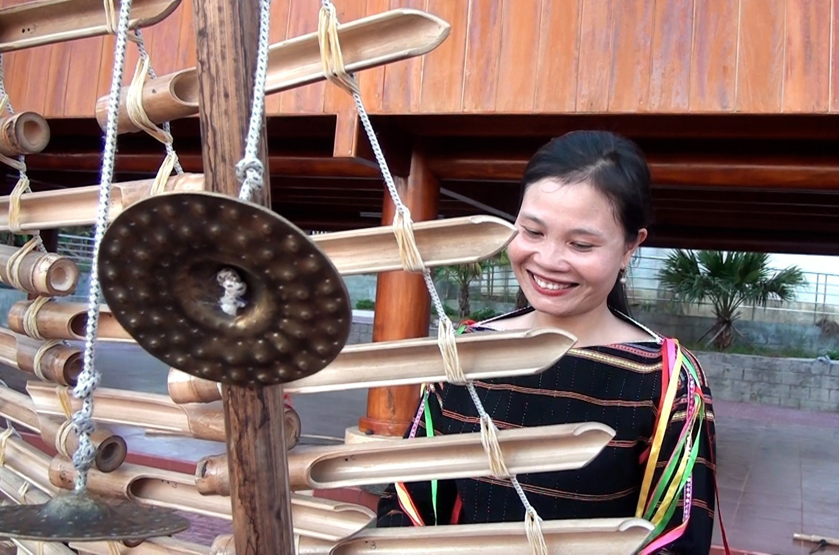 Đồng bào người Ê Đê tại xã Sông Hinh (tỉnh Đắk Lắk) biểu diễn nhạc cụ dân tộc mình.