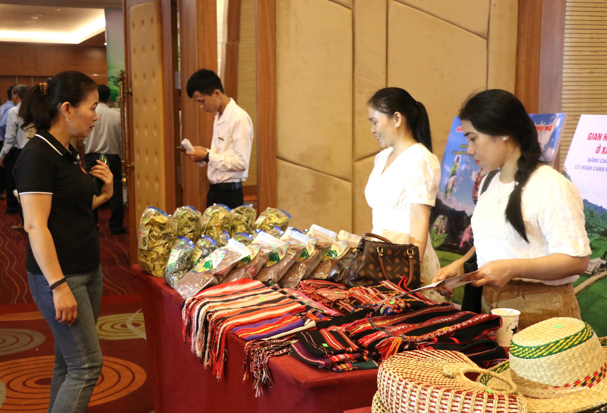 Người Ê Đê tại Đắk Lắk tạo ra các sản phẩm truyền thống của dân tộc mình để quảng bá thương hiệu rộng rãi trên thị trường.