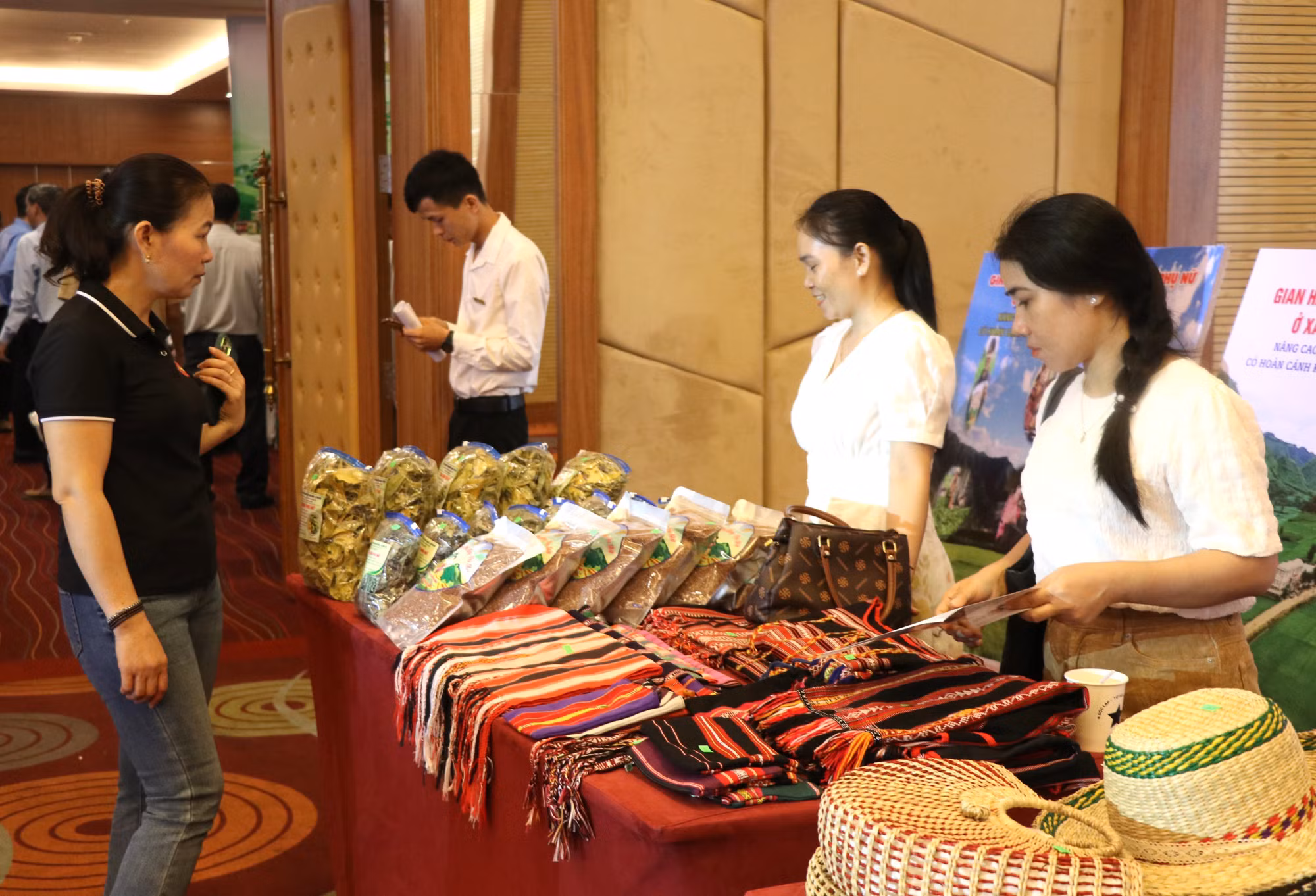 Người Ê Đê tại Đắk Lắk tạo ra các sản phẩm truyền thống của dân tộc mình để quảng bá thương hiệu rộng rãi trên thị trường.