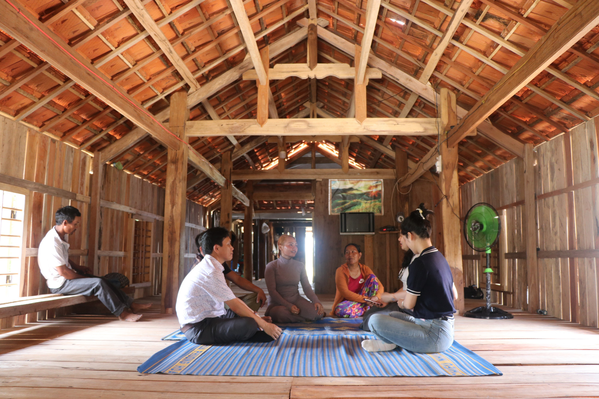 Người dân buôn Lê Diêm (xã Sông Hinh, tỉnh Đắk Lắk) xây dựng nhà theo lối truyền thống người Ê Đê để phát triển du lịch.