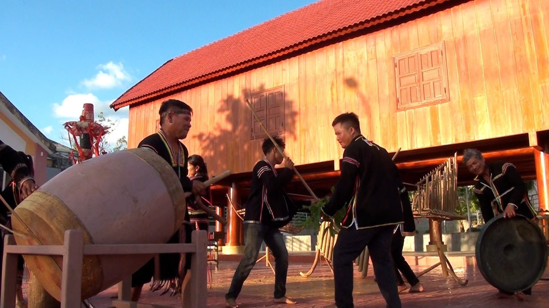 Người Ê Đê tại các xã thuộc huyện Sông Hinh (tỉnh Phú Yên cũ) nay là tỉnh Đắk Lắk biểu diễn cồng chiêng.