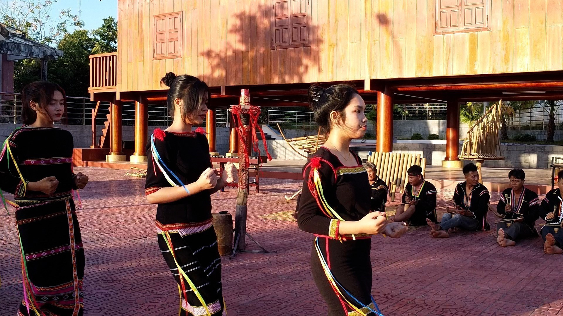 Người Ê Đê tại xã Sông Hinh (tỉnh Đắk Lắk) biểu diễn các điệu múa của dân tộc mình.