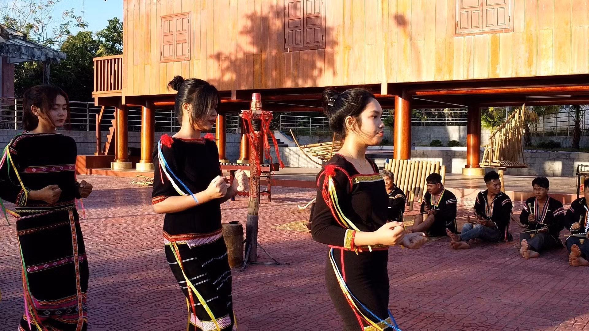 Người Ê Đê tại xã Sông Hinh (tỉnh Đắk Lắk) biểu diễn các điệu múa của dân tộc mình.