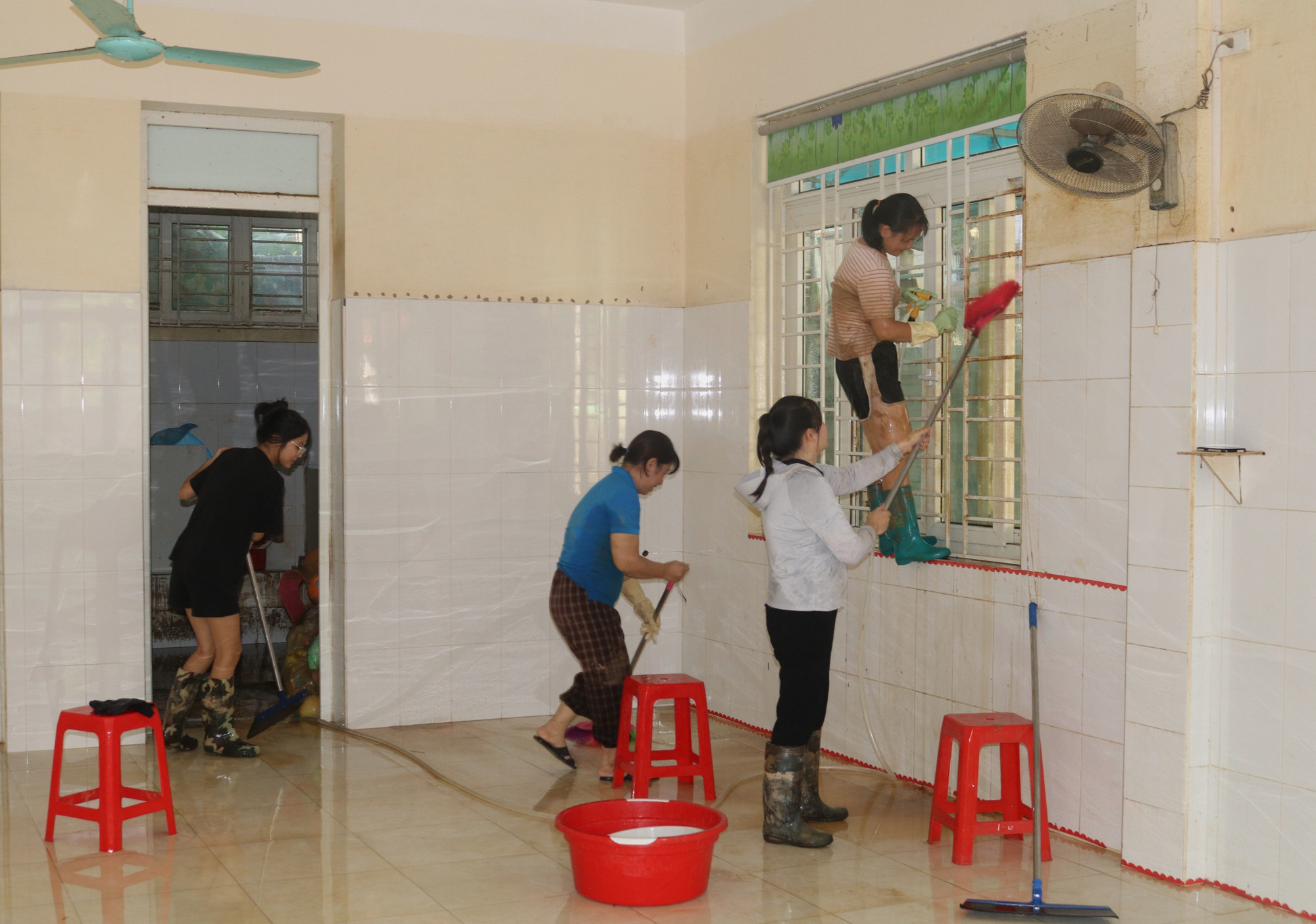 Giáo viên Trường Mầm non 1/6 (phường Thục Phán) khẩn trương lau dọn phòng học. cao-bang-7.jpg