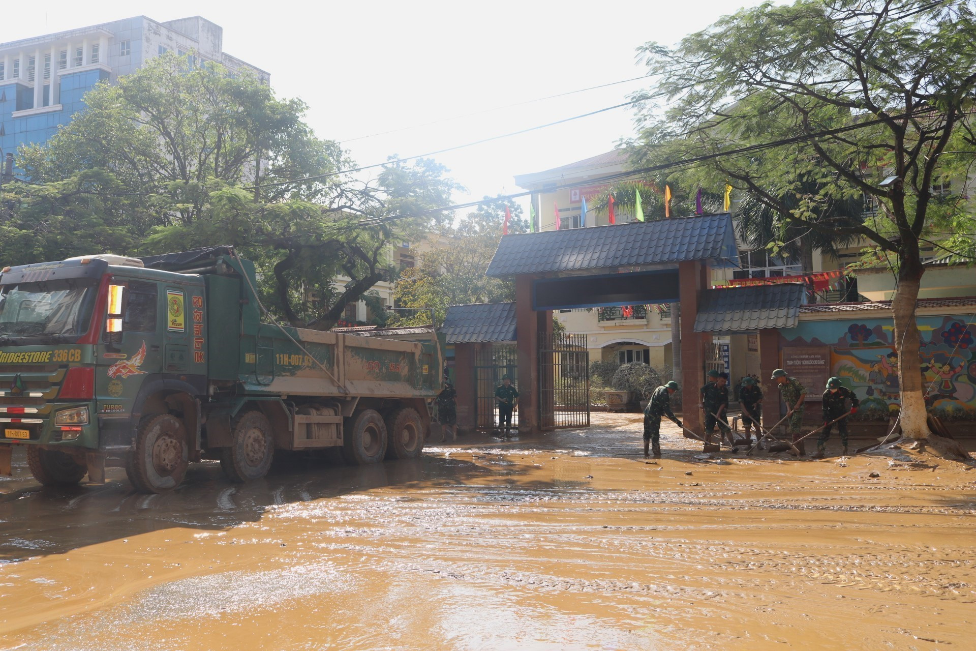 Trường Tiểu học Hòa Chung (phường Thục Phán) vẫn còn nhiều bùn đất. cao-bang-2.jpg