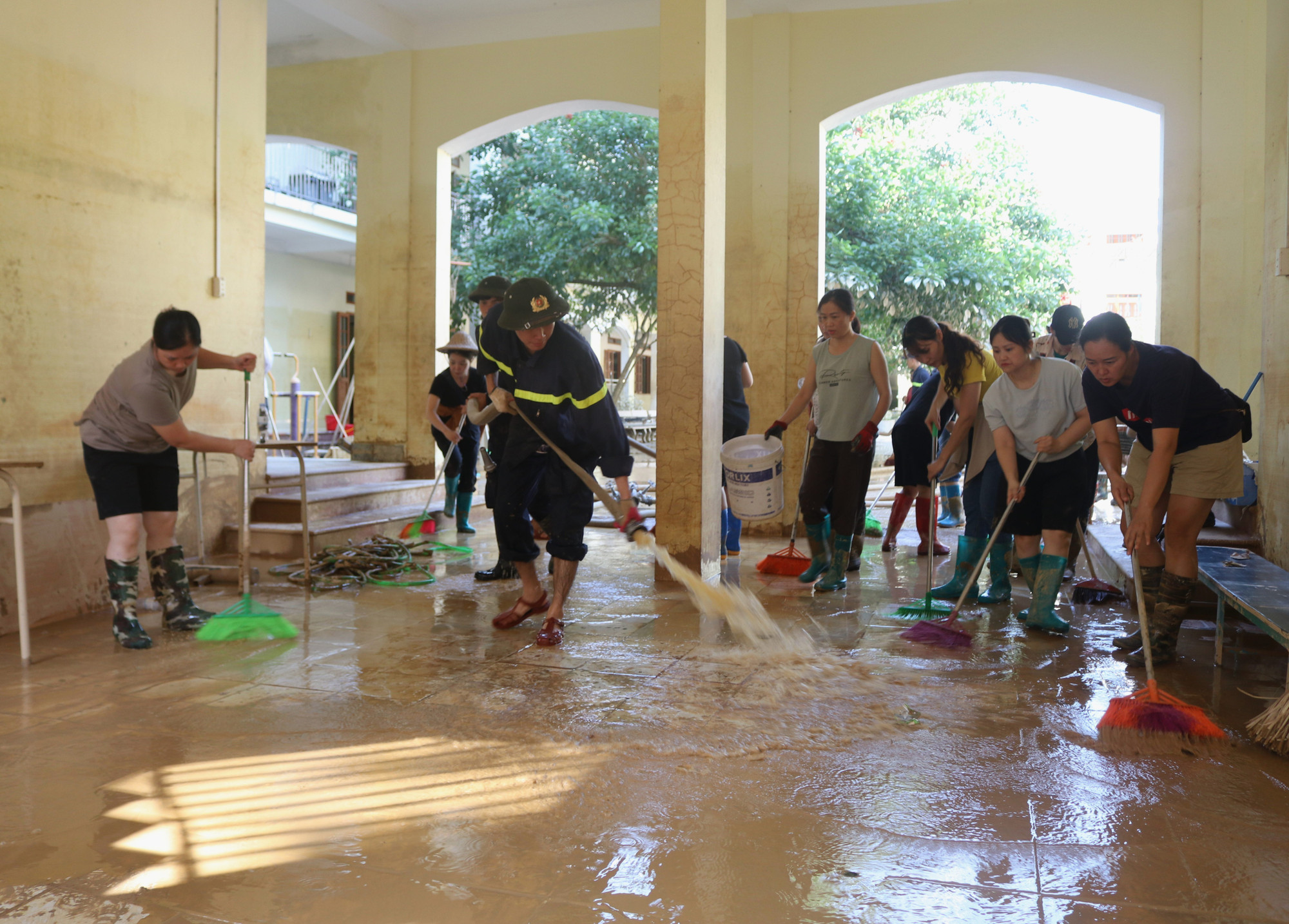 Giáo viên, lực lượng vũ trang tham gia khắc phục hậu quả cơn bão số 11 tại Trường THCS Hợp Giang (phường Thục Phán). cao-bang-3.jpg