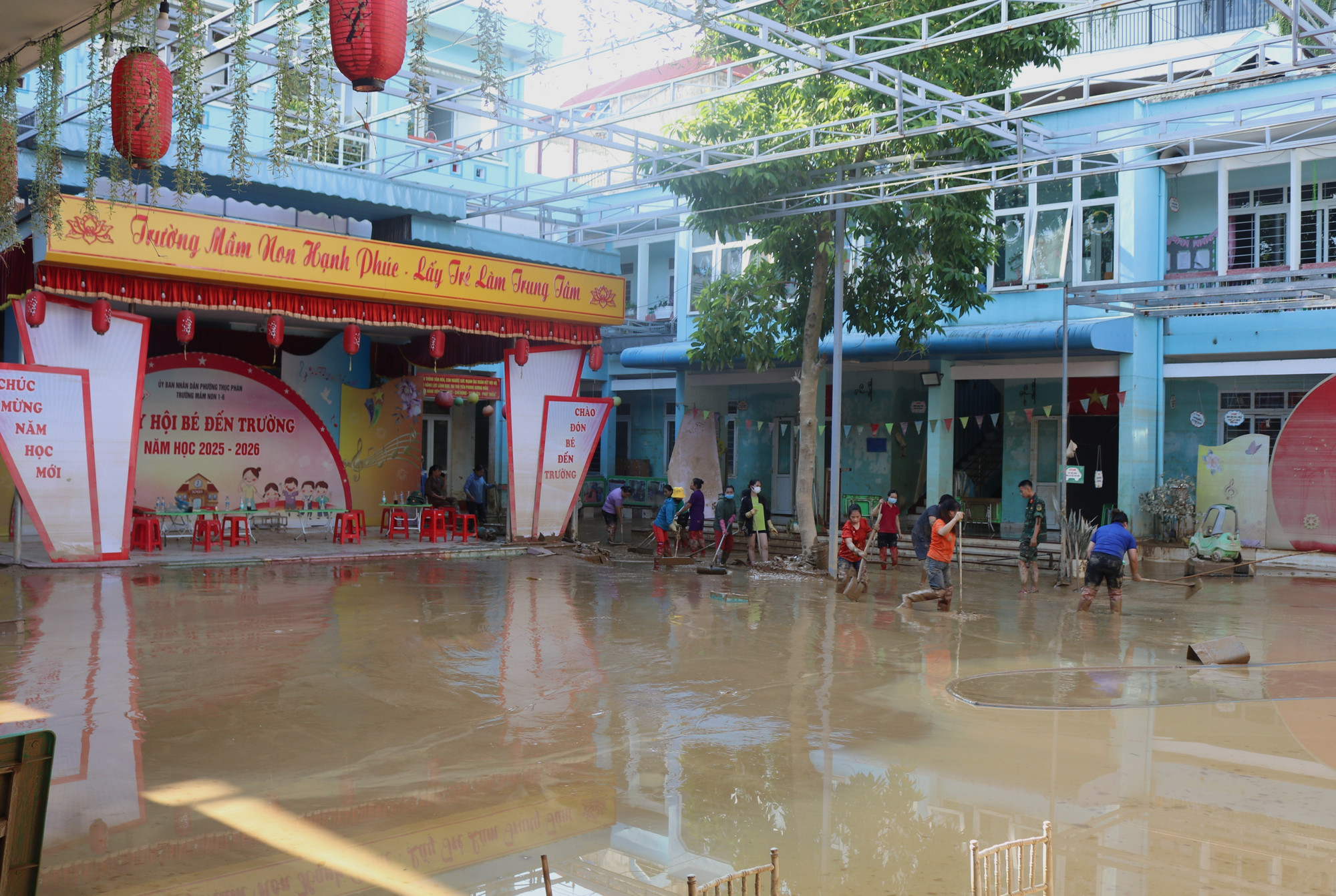 Phụ huynh, lực lượng đoàn viên tham gia khắc phục hậu quả cơn bão số 11 tại Trường Mầm non 1/6 (phường Thục Phán). cao-bang-1.jpg
