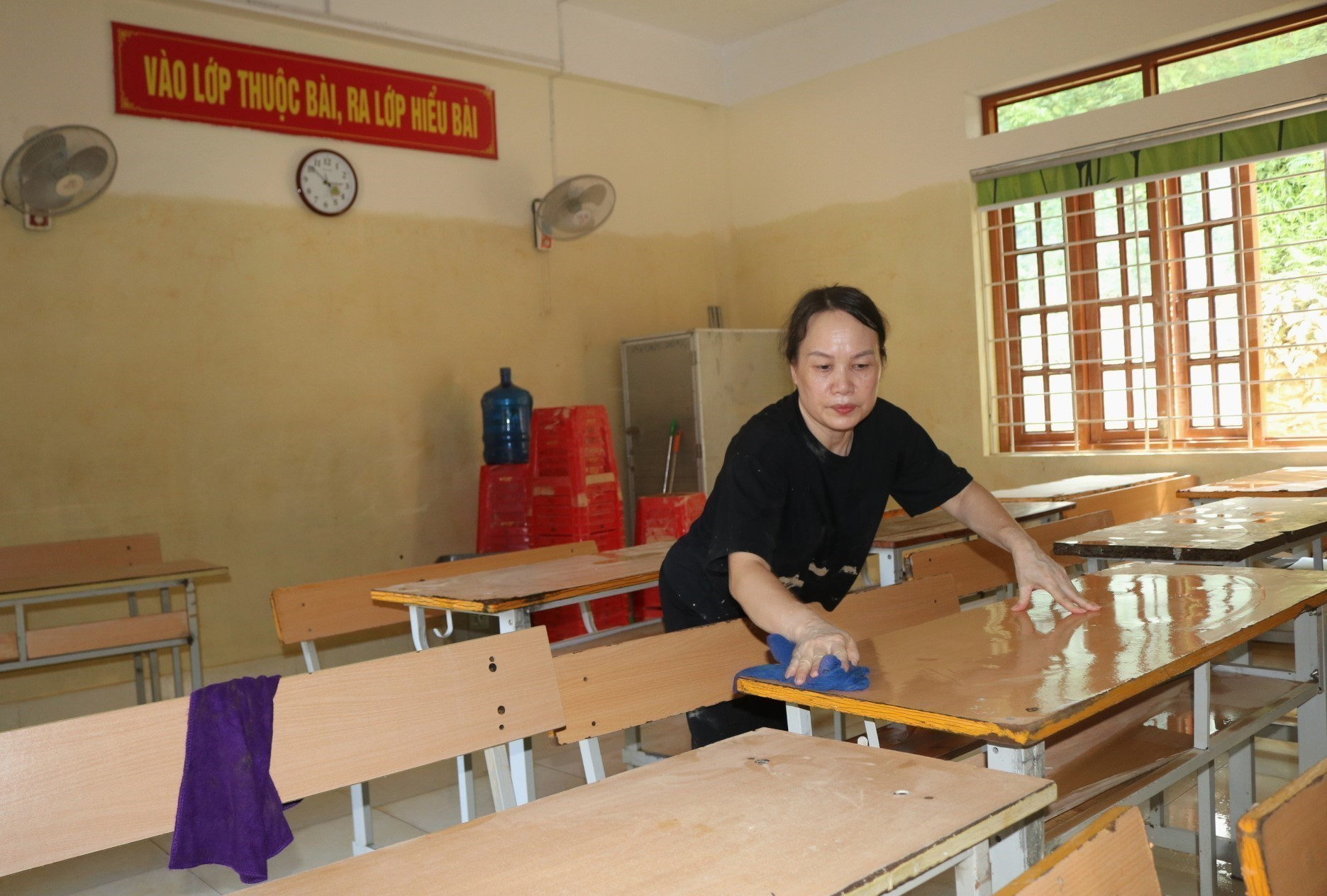 Giáo viên Trường THCS Hợp Giang (phường Thục Phán) lau dọn bàn ghế. cao-bang-4.jpg