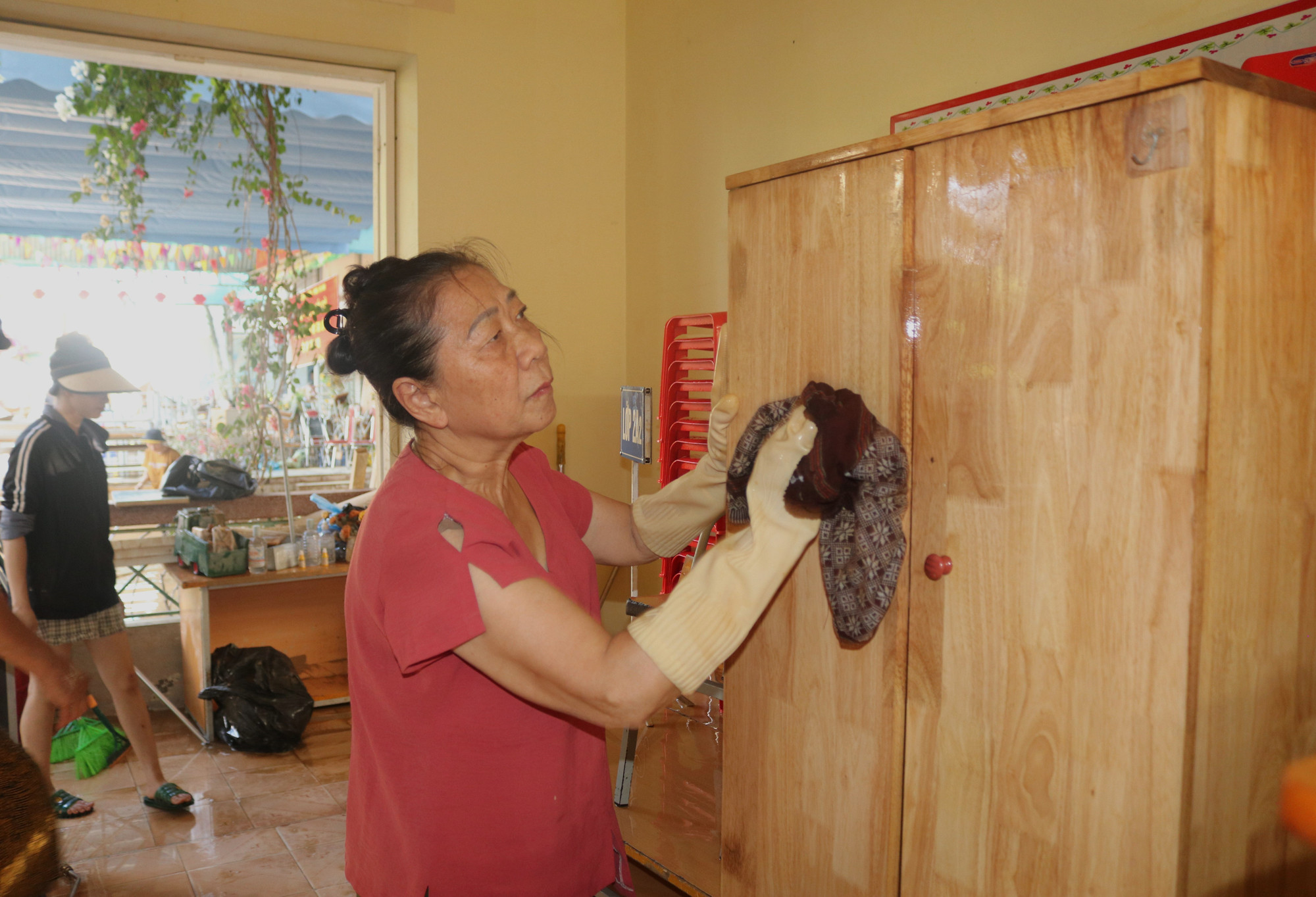 Phụ huynh tham gia khắc phục hậu quả cơn bão số 11 tại Trường Tiểu học Hòa Chung (phường Thục Phán). cao-bang-6.jpg