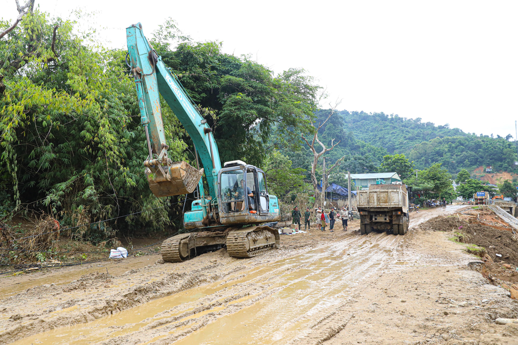 Công ty cổ phần đường bộ 2, tỉnh Điện Biên huy động nhiều phương tiện máy móc khẩn trương san lấp mặt bằng để sớm thông tuyến. Công ty cổ phần đường bộ 2, tỉnh Điện Biên huy động nhiều phương tiện máy móc khẩn trương san lấp mặt bằng để sớm thông tuyến.