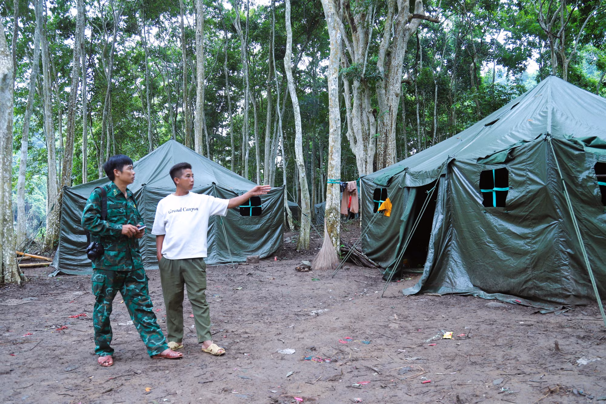 Bí thư Chi bộ bản Phá Mựt (xã Nhôn Mai, tỉnh Nghệ An) trao đổi với lực lượng biên phòng về vị trí lắp đặt đèn năng lượng mặt trời cho dân bản. Ảnh: Xuân Tiến/TTXVN