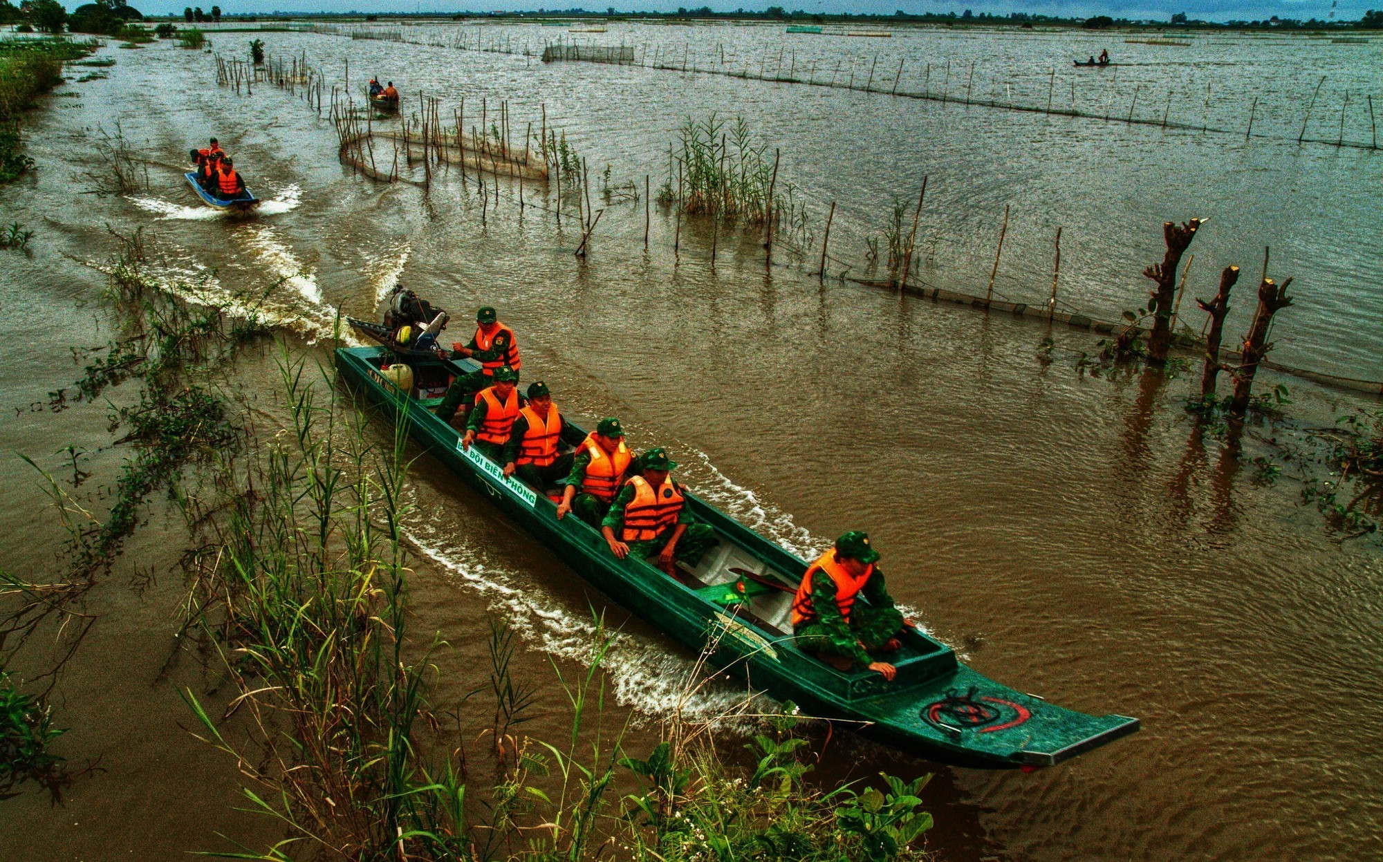 Cán bộ, chiến sĩ đồn Biên phòng Vĩnh Nguơn (Ban Chỉ huy Bộ đội Biên phòng tỉnh An Giang) phối hợp các lực lượng tuần tra kiểm soát biên giới trong mùa nước nổi. an-giang-2.jpg