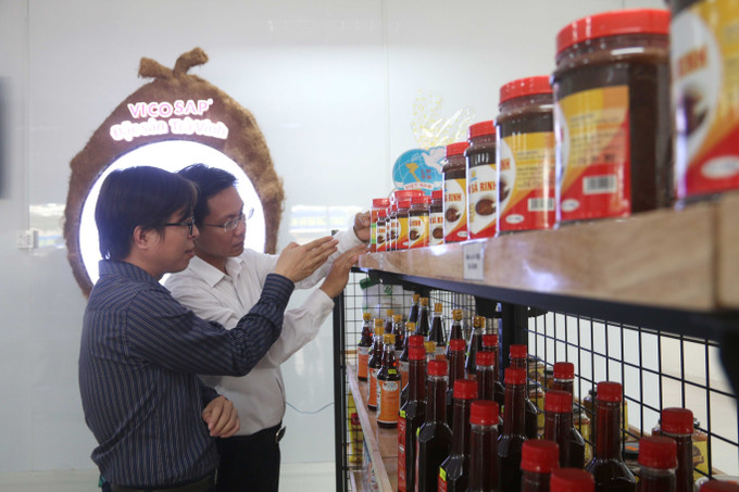 Khách tham quan, tìm hiểu các sản phẩm tại Cửa hàng. Ảnh: Thanh Hòa- TTXVN Khai trương Cửa hàng trưng bày và giới thiệu sản phẩm OCOP và đặc sản Trà Vinh ảnh 3