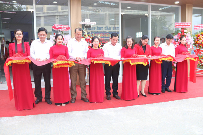 Đại biểu thực hiện nghi thức cắt băng khai trương. Ảnh: Thanh Hòa- TTXVN Khai trương Cửa hàng trưng bày và giới thiệu sản phẩm OCOP và đặc sản Trà Vinh ảnh 1