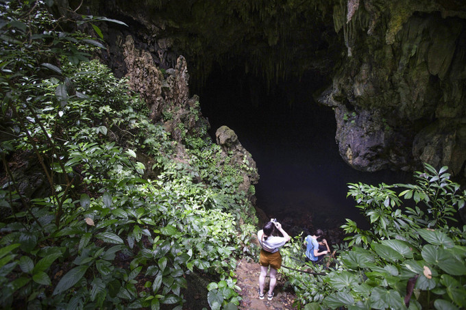 Du khách khám phá hang Sưng. Ảnh: Trọng Đạt – TTXVN Vẻ đẹp hoang sơ của Hang Sưng (Hòa Bình) ảnh 5