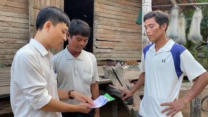 Chính quyền địa phương hướng dẫn thủ tục vay vốn ngân hàng, giúp đồng bào dân tộc trong huyện có vốn đầu tư sản xuất. Ảnh: Hồng Điệp Đánh thức vùng đất Krông Pa ảnh 2